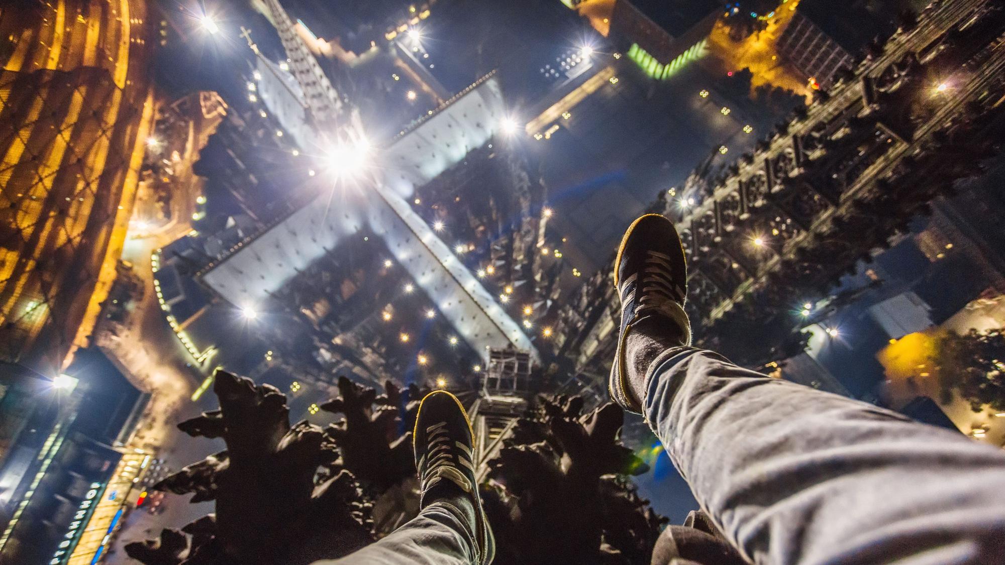 Das Foto eines illegalen Kletterers zeigt den Blick in die Tiefe von der Spitze des Nordturms des Kölner Doms.