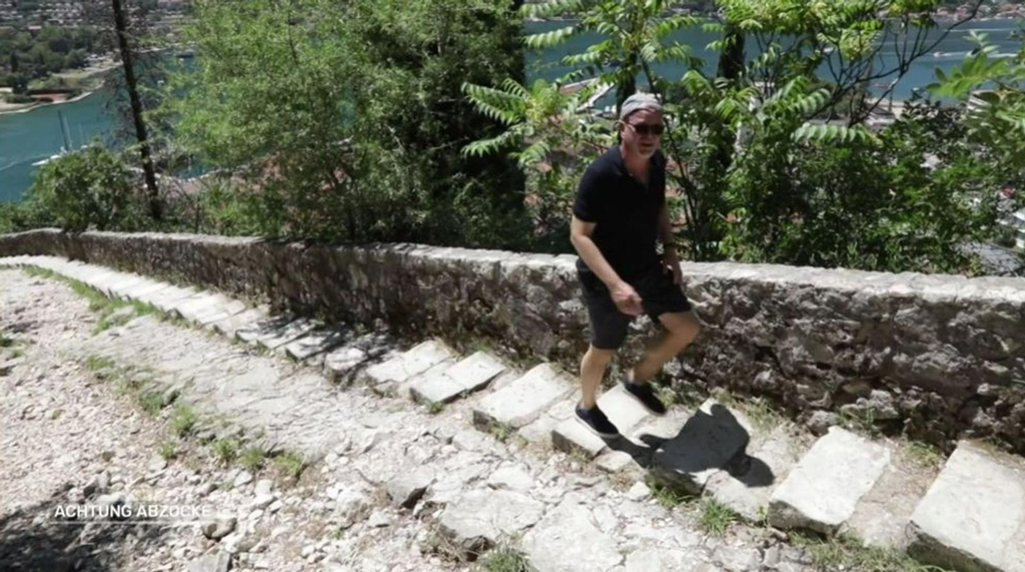 TV-Moderator Peter Giesel macht der Aufstieg zur Festung über der Stadt Kotor zu schaffen. (Bild: Joyn)