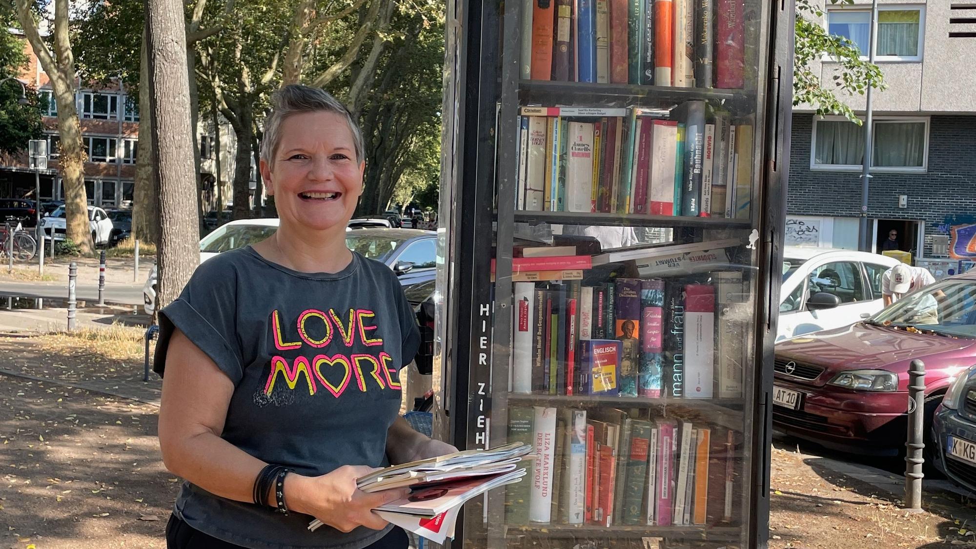 Anke Köwenig ist gemeinsam mit Elke Heidenreich Patin des Bücherschranks am Eierplätzchen in der Südstadt.