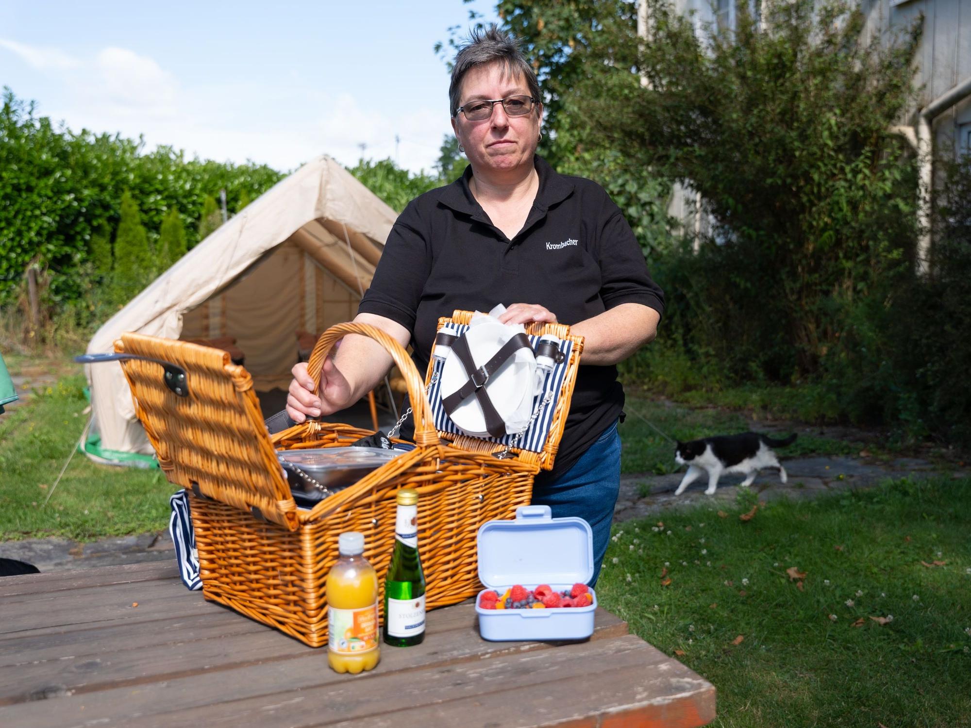 Mühlencafé-Inhaberin Birgit Jäger bietet Picknickkörbe an.