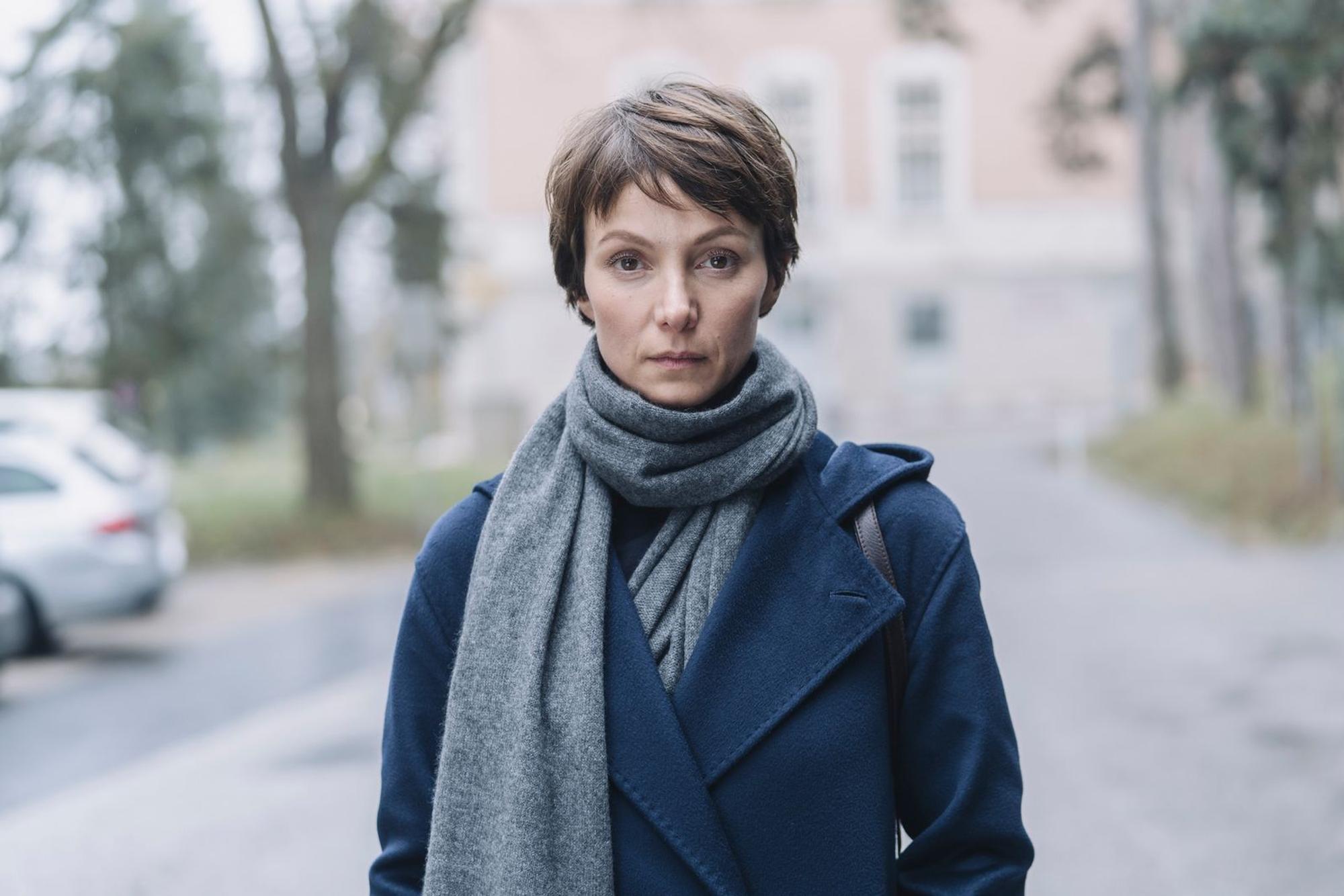 Seit 2019 spielt die vielseitig begabte Julia Koschitz die Psychologin Dr. Karla Eckhardt in der Reihe „Im Schatten der Angst“. (Bild: ZDF / Hendrik Heiden)