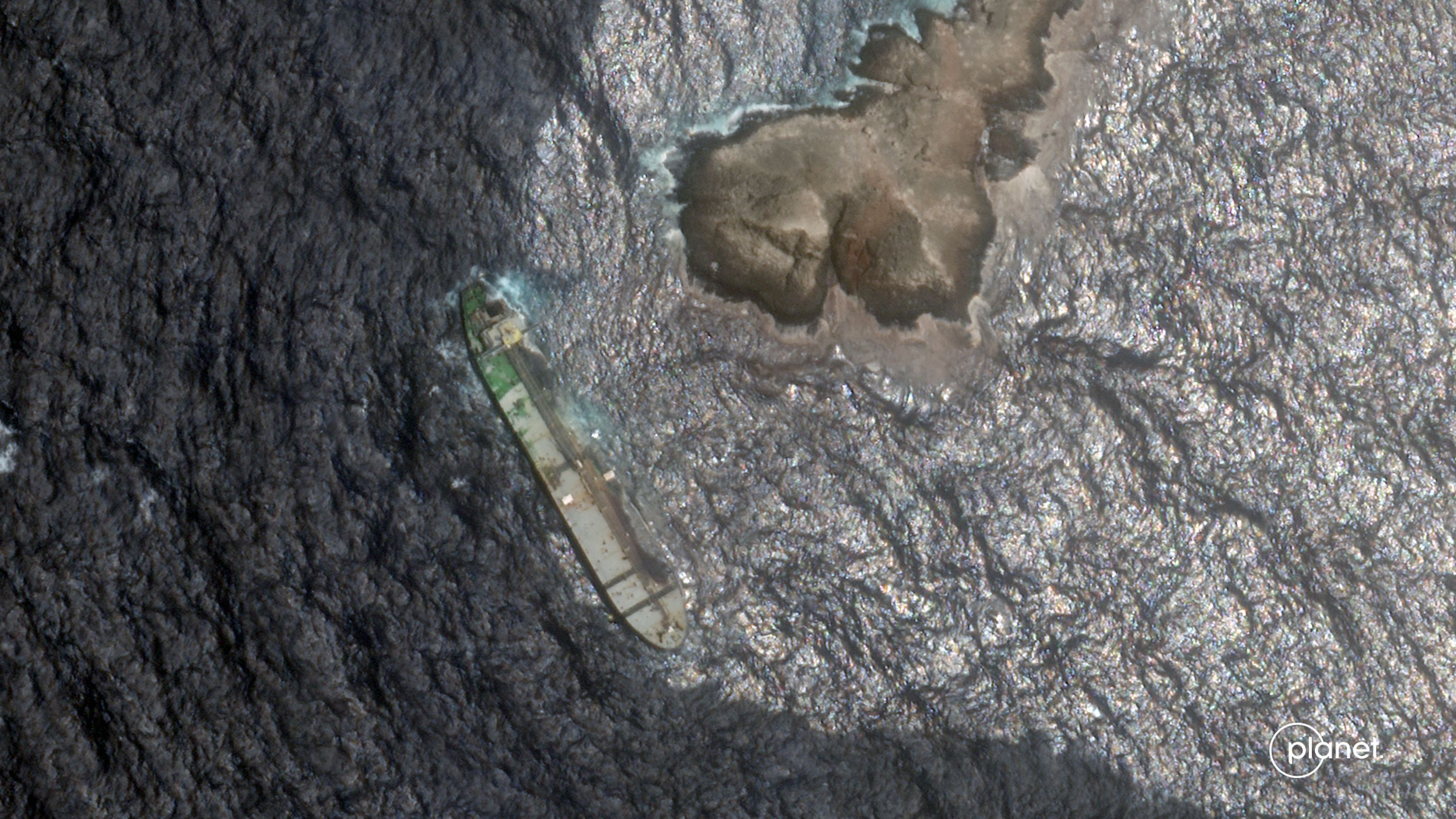 Dieses Satellitenbild von Planet Labs PBC zeigt, wie am Freitag, dem 31. Juli 2026, Rohöl aus dem mit Sanktionen belegten Suezmax-Tanker «Caroline Bezengi» austritt und sich ausbreitet.