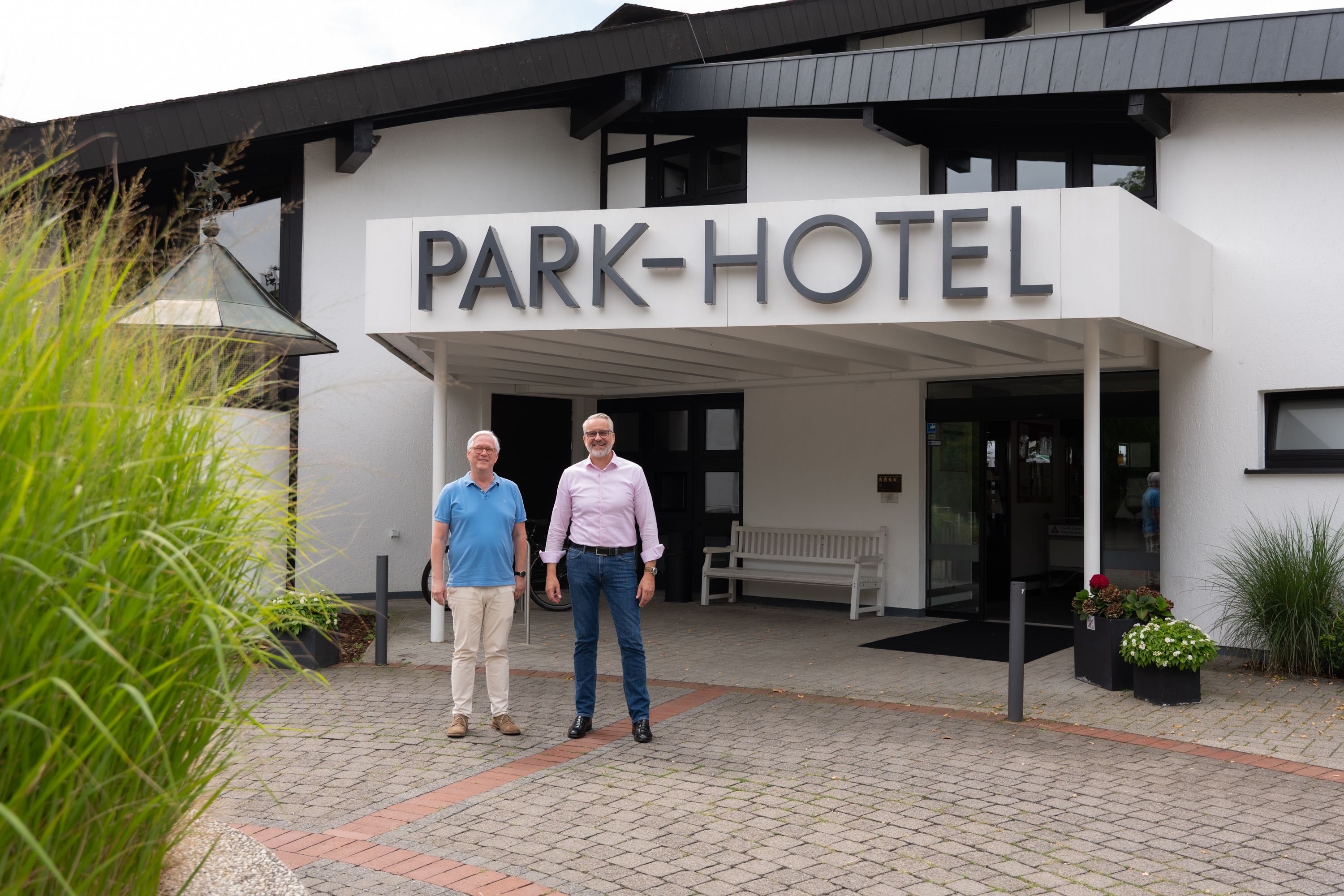 Hoteldirektor Ralf Schurz und Geschäftsführer Manfred Bestgen stehen vor dem Parkhotel in Nümbrecht.