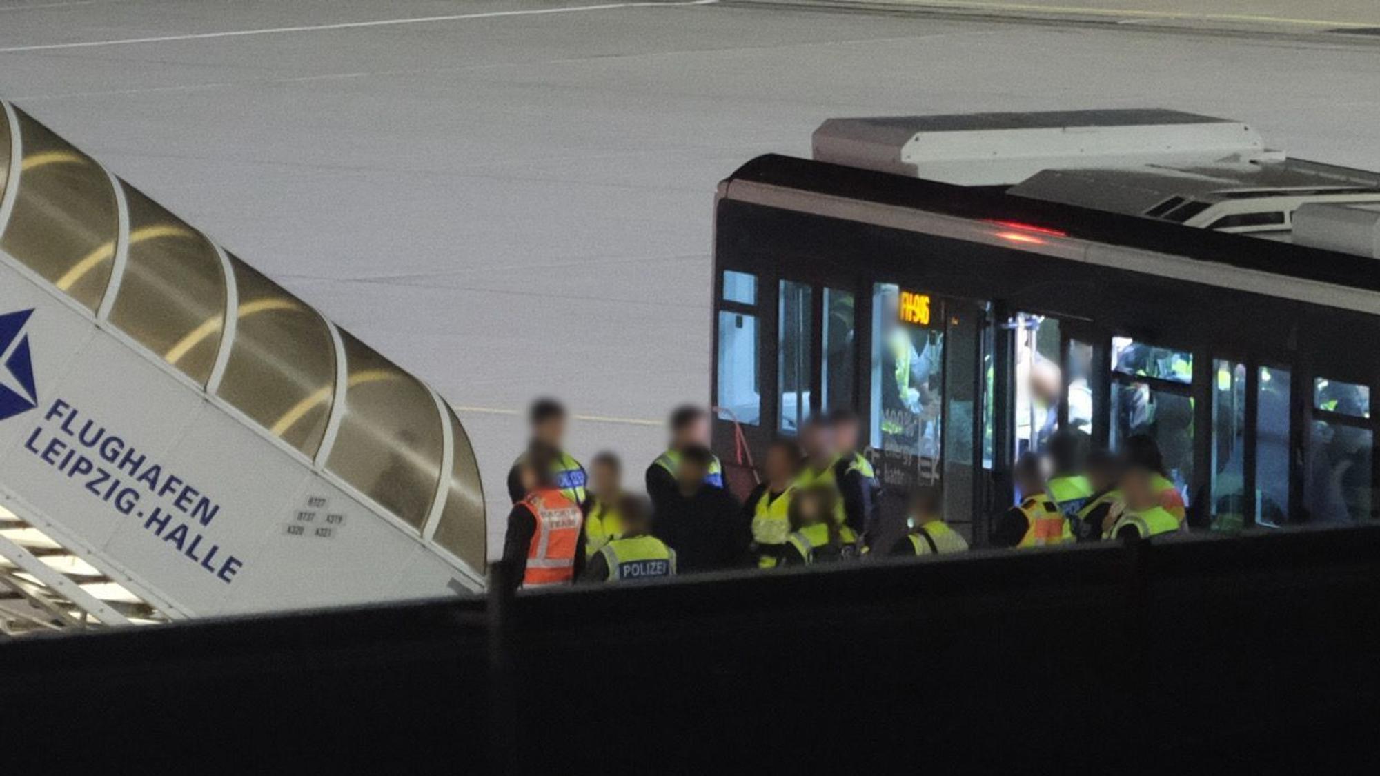 Bundespolizisten bringen einen Mann auf dem Flughafen Leipzig-Halle in ein Flugzeug: In Köln wirft eine Reaktion der Kölner Ausländerbehörde auf angebotene Amtshilfe der Zentralen Ausländerbehörde Fragen auf.