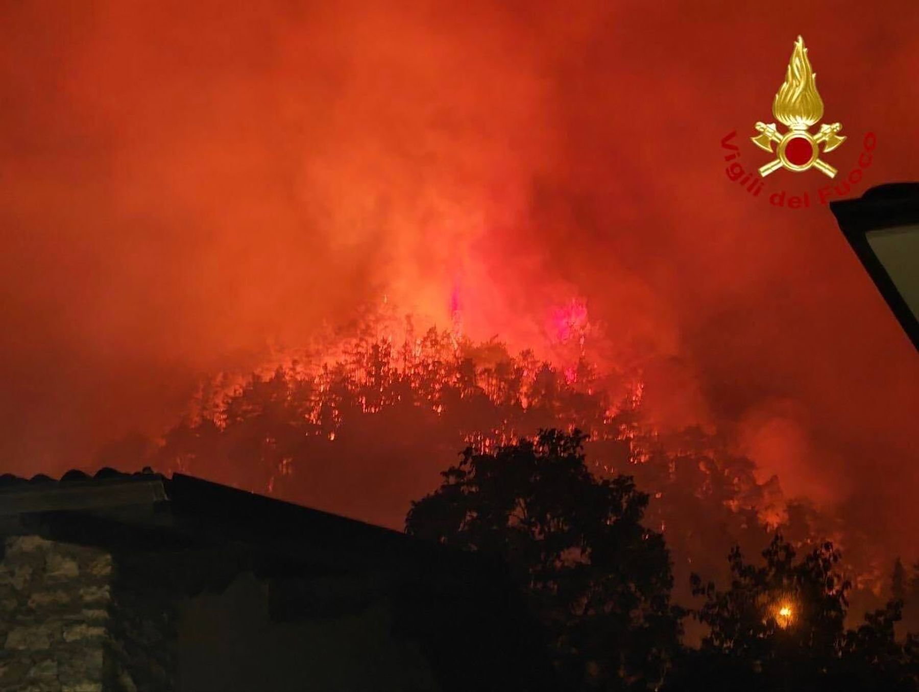 Die Feuerwehr löscht einen großen Waldbrand auf dem Gebiet der Gemeinde am Westufer des Gardasees.
