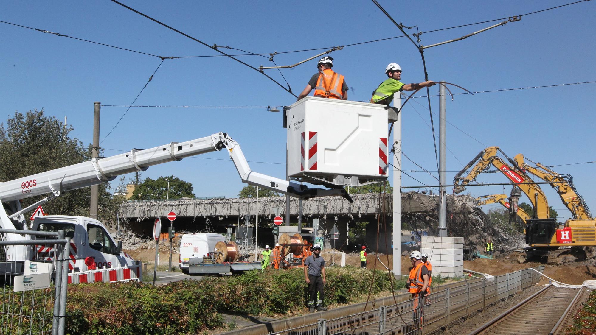 Die Straßenbahnoberleitungen sind fachgerecht ausgebaut beziehungsweise stromlos geschaltet und demontiert worden.
