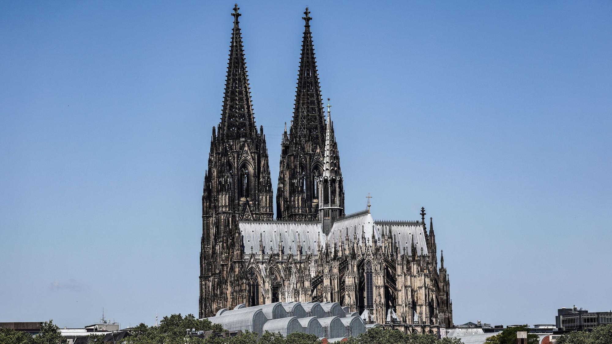 Der Kölner Dom ist vor blauem Himmel zu sehen.