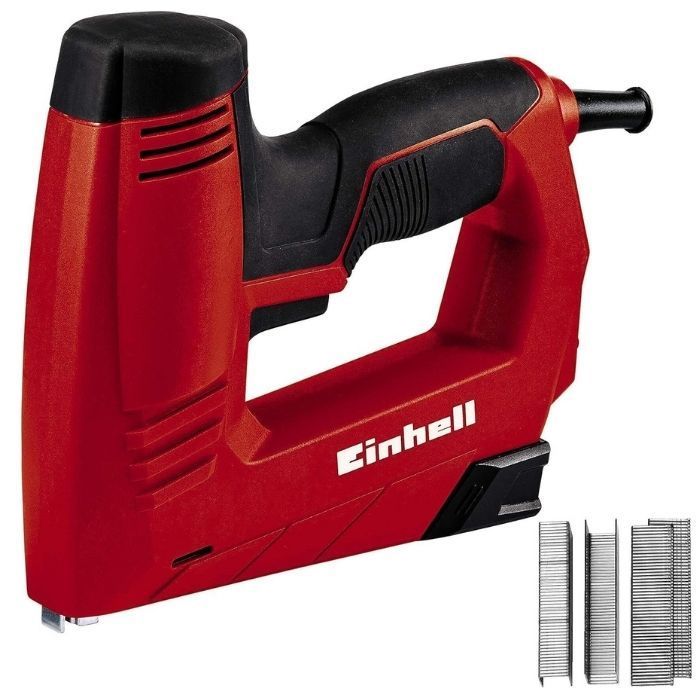 Einhell Elektrotacker TC-EN 20 E in Rot-Schwarz mit Kabel, daneben zwei Reihen Klammern und Nägel auf weißem Hintergrund