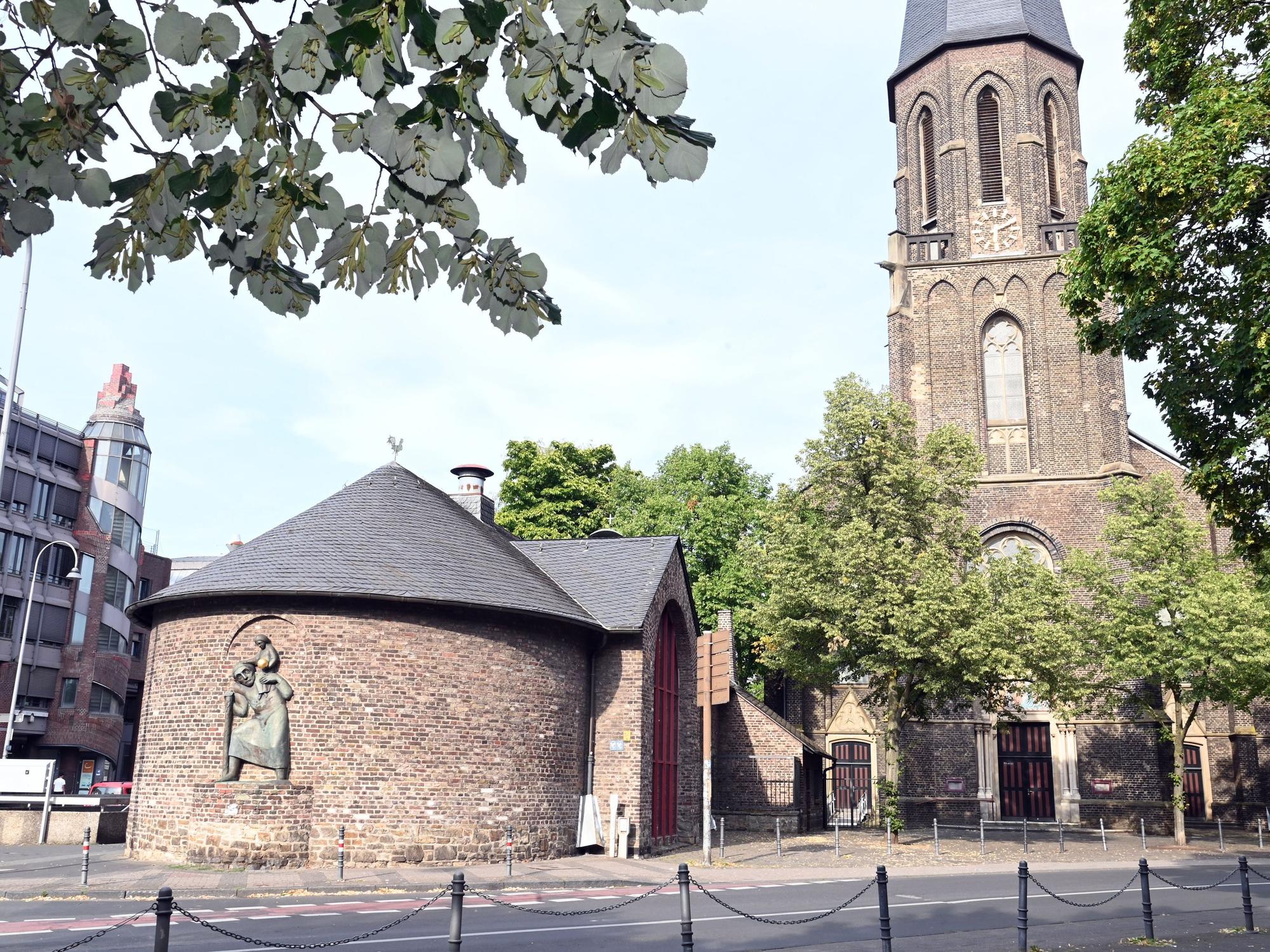 Eine Kirche liegt an einer Straße.