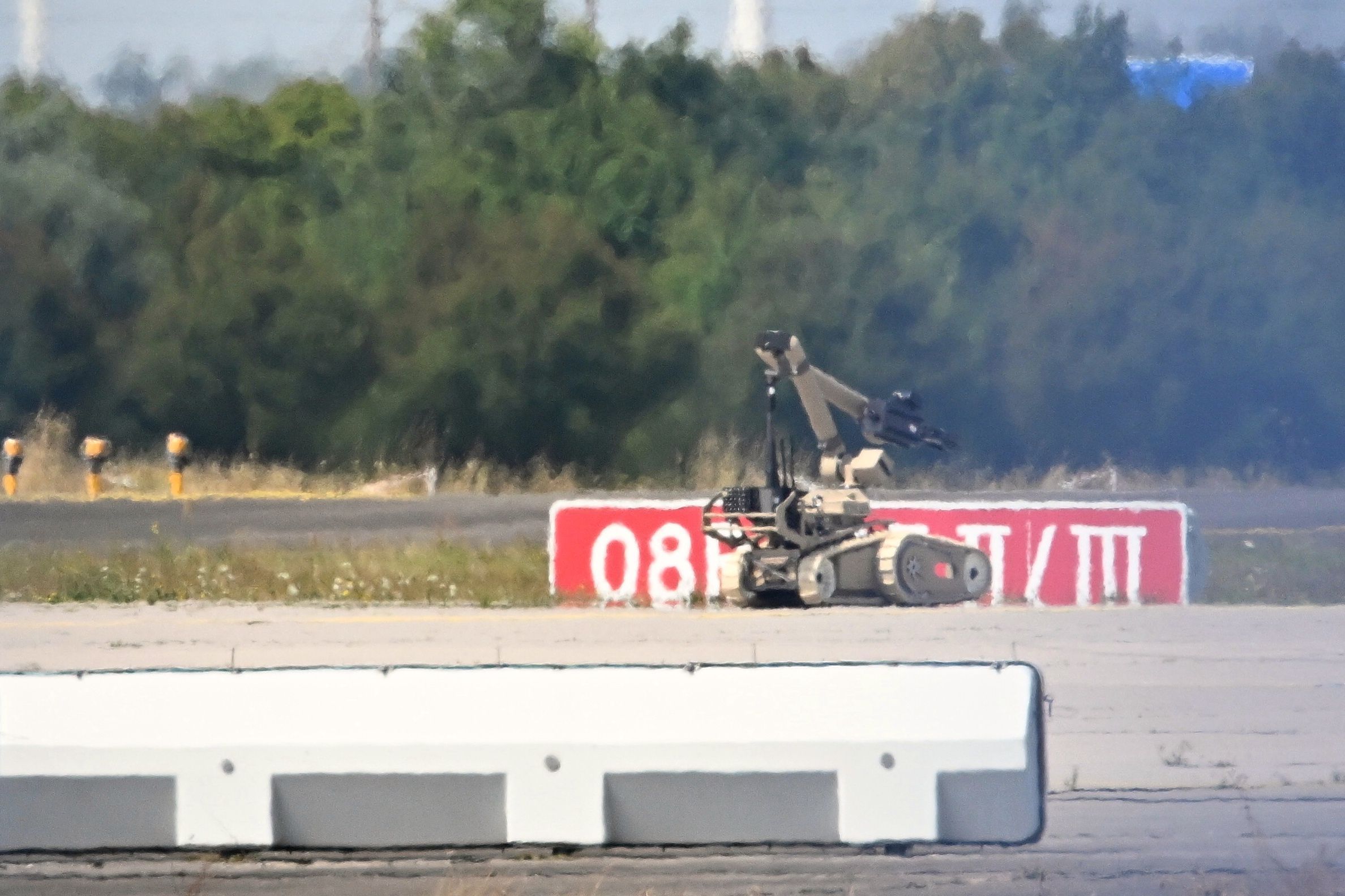 Ein Sprengroboter ist in der Nähe eines ukrainischen Flugzeugs auf dem Flughafen Leipzig/Halle im Einsatz.