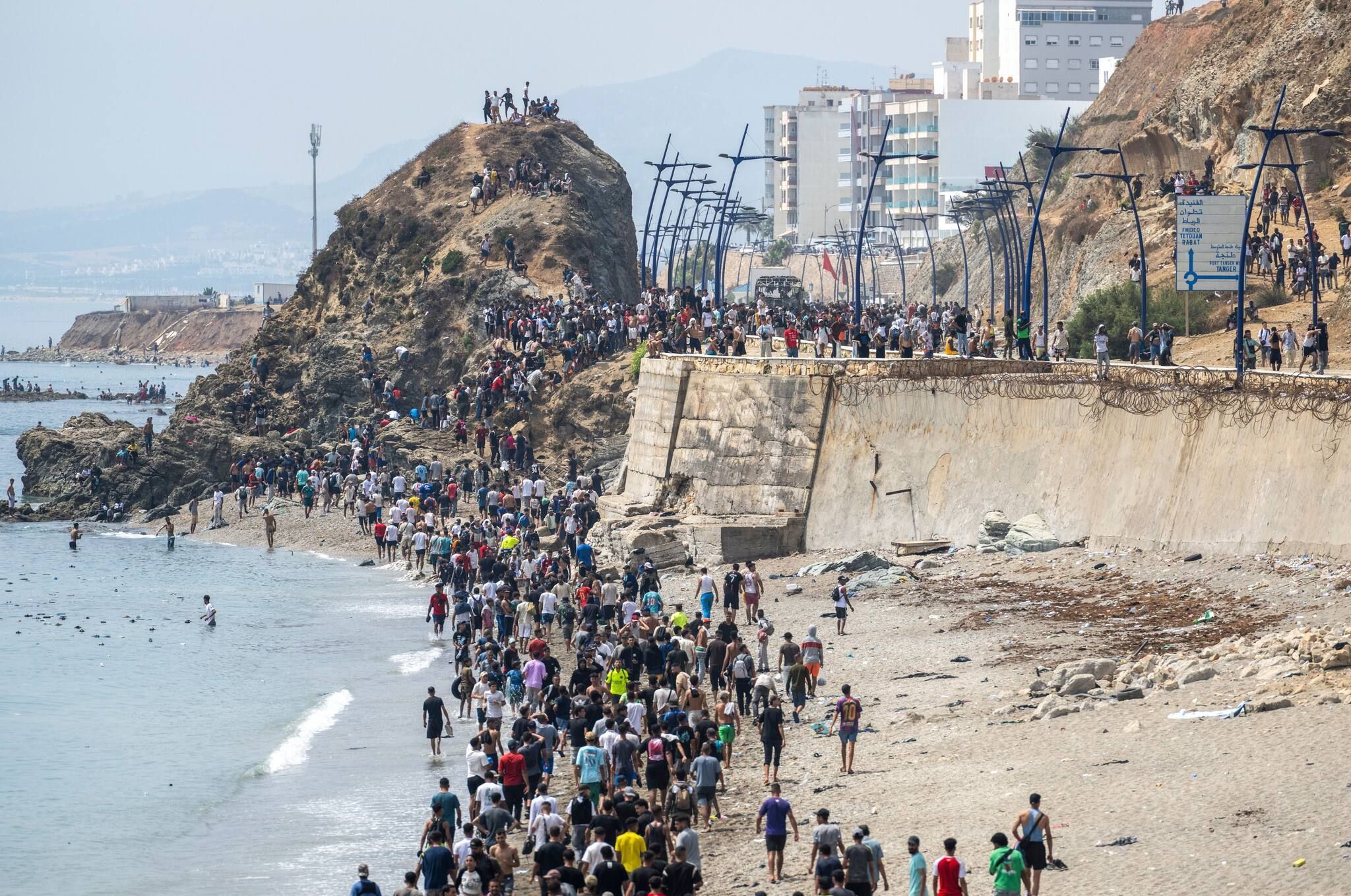 Menschen laufen am Strand entlang, nachdem sie versucht hatten, von der marokkanischen Stadt Fnideq im Norden in die spanische Exklave Ceuta zu gelangen.