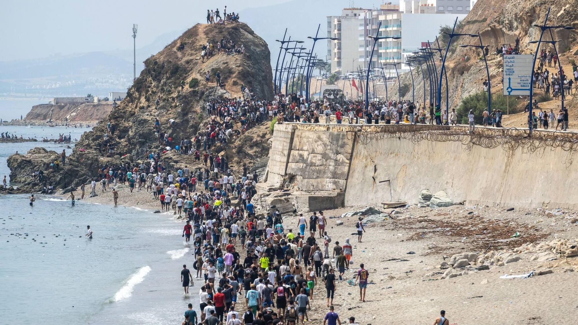 Menschen laufen am Strand entlang, nachdem sie versucht hatten, von der marokkanischen Stadt Fnideq im Norden in die spanische Exklave Ceuta zu gelangen.