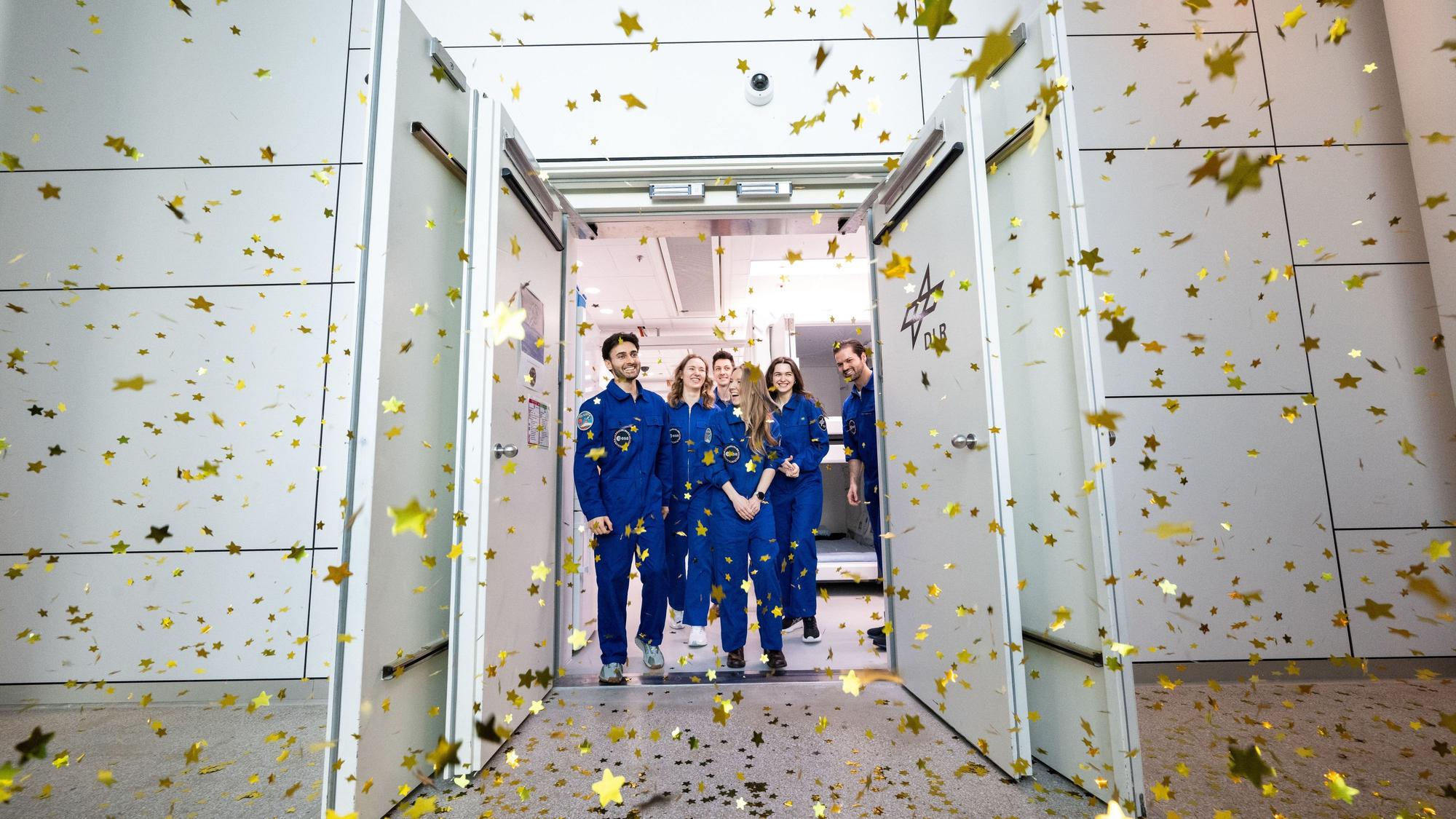 Die sechs Testpersonen der Forschungsstudie SOLIS100 verlassen nach 100 Tagen in Isolation die Simulationsanlage des Deutschen Zentrums für Luft- und Raumfahrt (DLR).