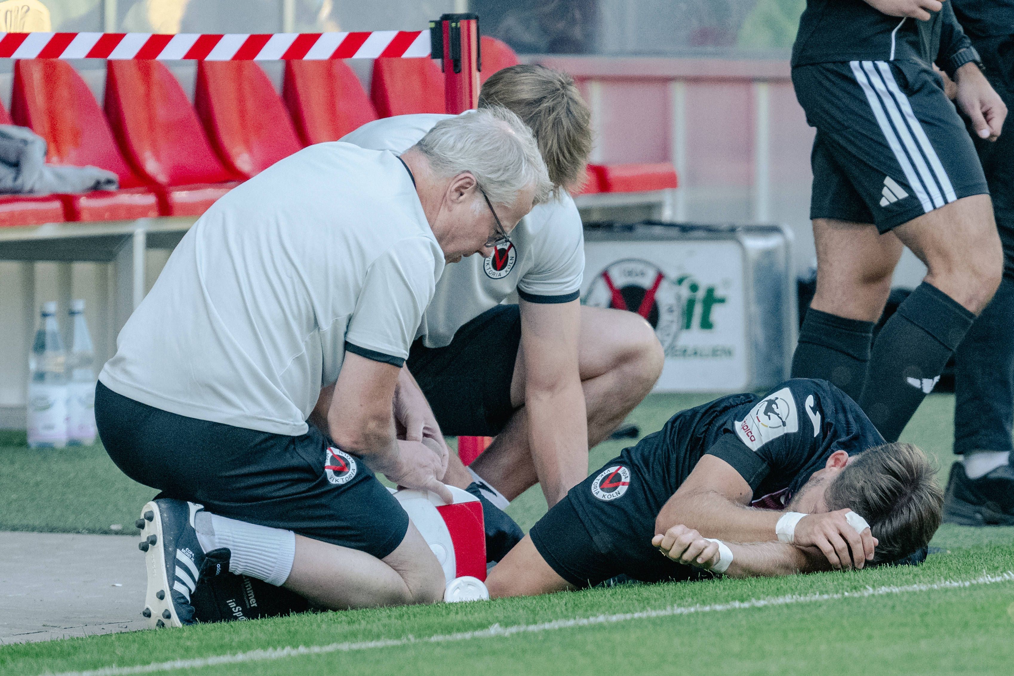 Pascal Fallmann Viktoria Koeln, 28 muss nach einer Verletzung ohne Gegnereinwirkung behandelt werden. FC Viktoria Koeln vs. SSV Jahn Regensburg, Fussball, 3. Liga, 01. Spieltag, Saison 2026/2027, 08.08.2026 DFL/DFB Regulations prohibit any use of Photographs as image sequences and/or Quasivideo FC Viktoria Koeln vs. SSV Jahn Regensburg, Fussball, 3. Liga, 01. Spieltag, Saison 2026/2027, 08.08.2026 Koeln *** Pascal Fallmann of Viktoria Cologne, 28, requires treatment following an injury sustained without contact from an opponent. FC Viktoria Cologne vs. SSV Jahn Regensburg, Soccer, 3rd Division, Matchday 1, 20262027 Season, August 8, 2026 DFL and DFB regulations prohibit any use of photographs as image sequences and/or quasi-video. FC Viktoria Cologne vs. SSV Jahn Regensburg, soccer, 3rd Division, Matchday 1, 20262027 season, August 8, 2026, Cologne Copyright: xEibner-Pressefoto/ThomasxHaeslerx EP_THR