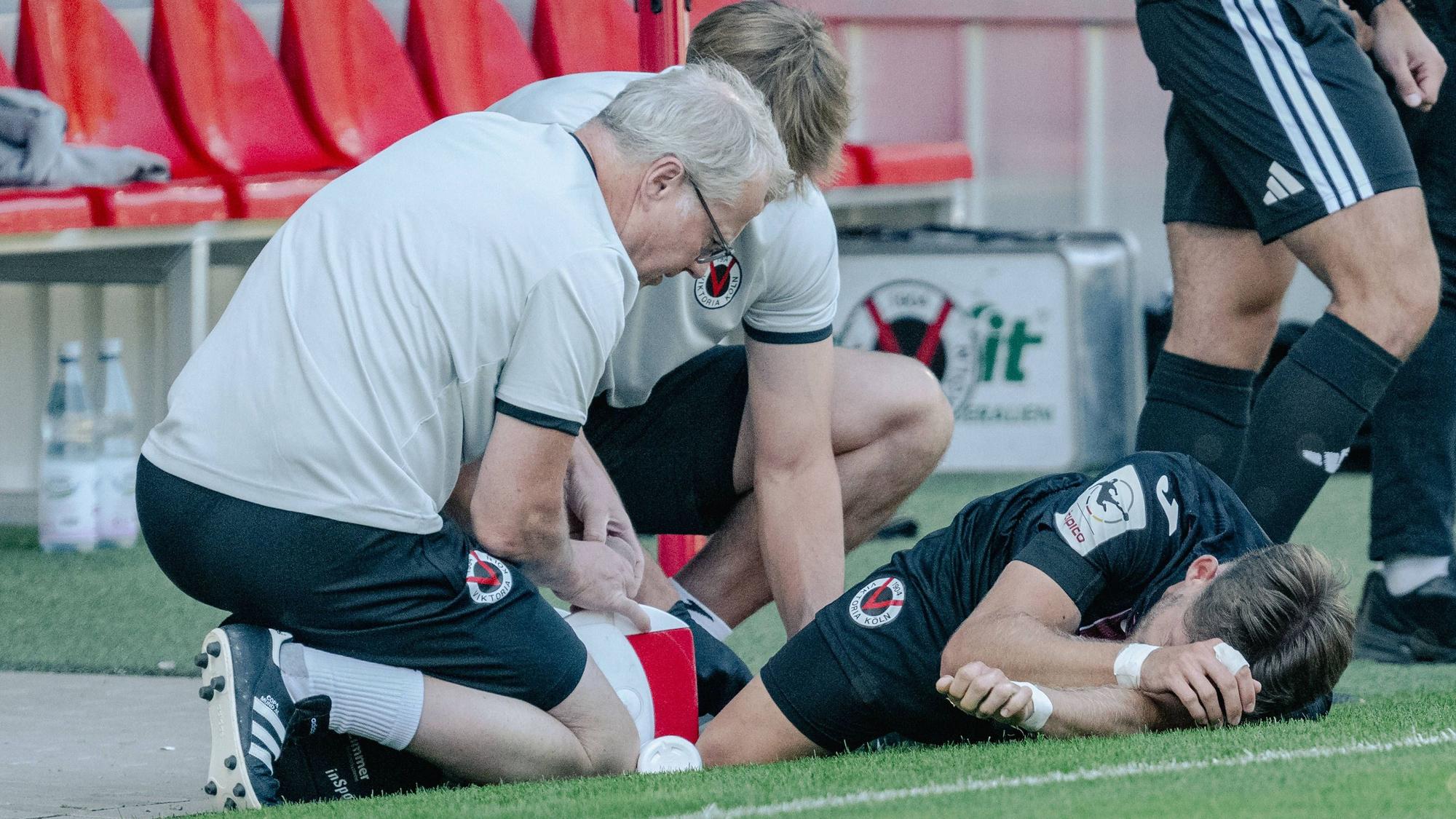 Pascal Fallmann Viktoria Koeln, 28 muss nach einer Verletzung ohne Gegnereinwirkung behandelt werden. FC Viktoria Koeln vs. SSV Jahn Regensburg, Fussball, 3. Liga, 01. Spieltag, Saison 2026/2027, 08.08.2026 DFL/DFB Regulations prohibit any use of Photographs as image sequences and/or Quasivideo FC Viktoria Koeln vs. SSV Jahn Regensburg, Fussball, 3. Liga, 01. Spieltag, Saison 2026/2027, 08.08.2026 Koeln *** Pascal Fallmann of Viktoria Cologne, 28, requires treatment following an injury sustained without contact from an opponent. FC Viktoria Cologne vs. SSV Jahn Regensburg, Soccer, 3rd Division, Matchday 1, 20262027 Season, August 8, 2026 DFL and DFB regulations prohibit any use of photographs as image sequences and/or quasi-video. FC Viktoria Cologne vs. SSV Jahn Regensburg, soccer, 3rd Division, Matchday 1, 20262027 season, August 8, 2026, Cologne Copyright: xEibner-Pressefoto/ThomasxHaeslerx EP_THR