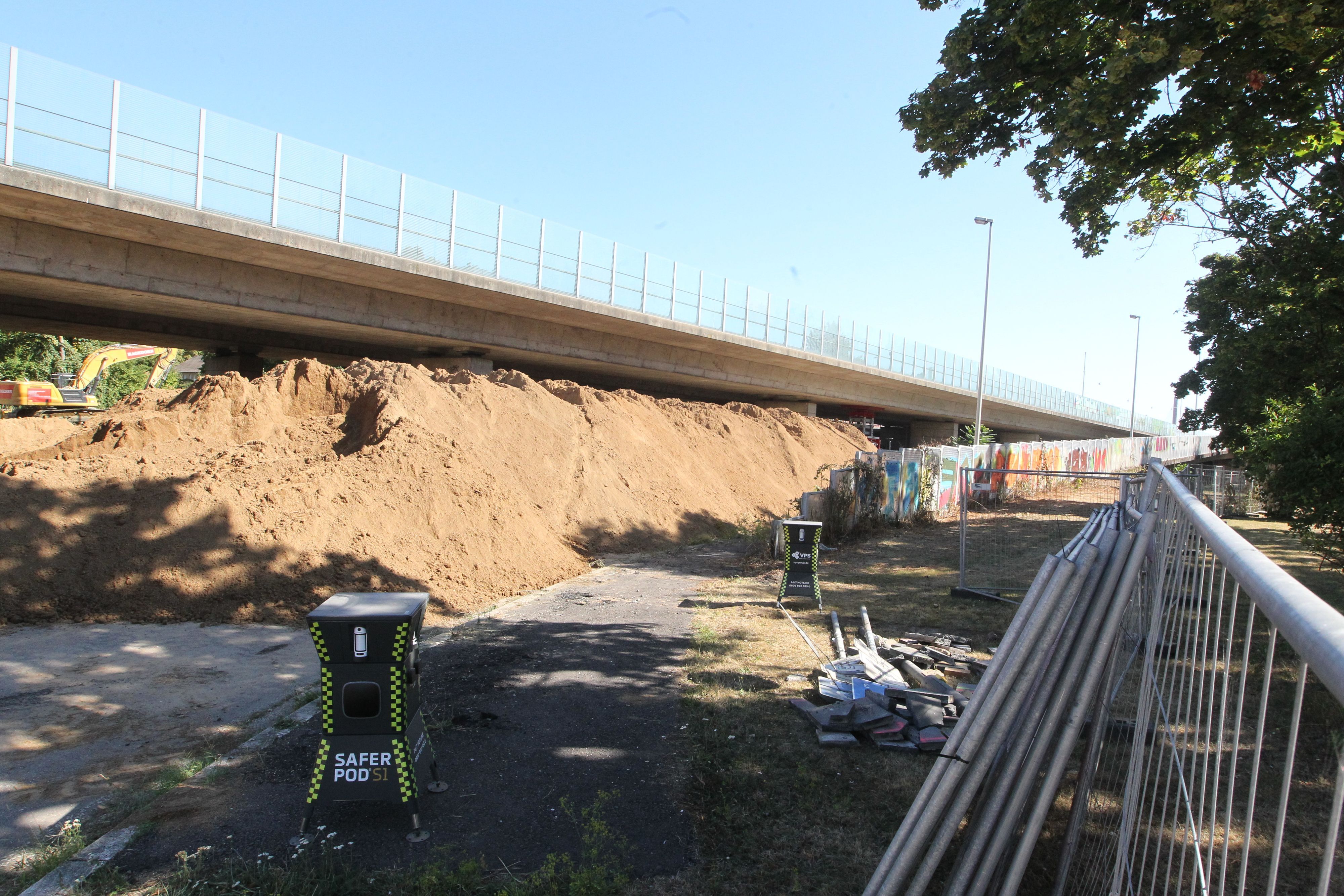Die Auffahrt Bonn-Auerberg ist mit Unmengen an Sand befüllt.