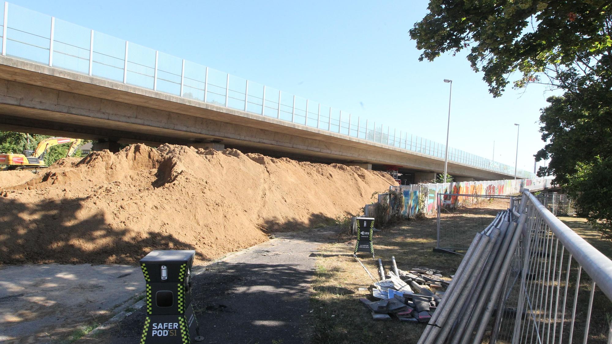 Die Auffahrt Bonn-Auerberg ist mit Unmengen an Sand befüllt.