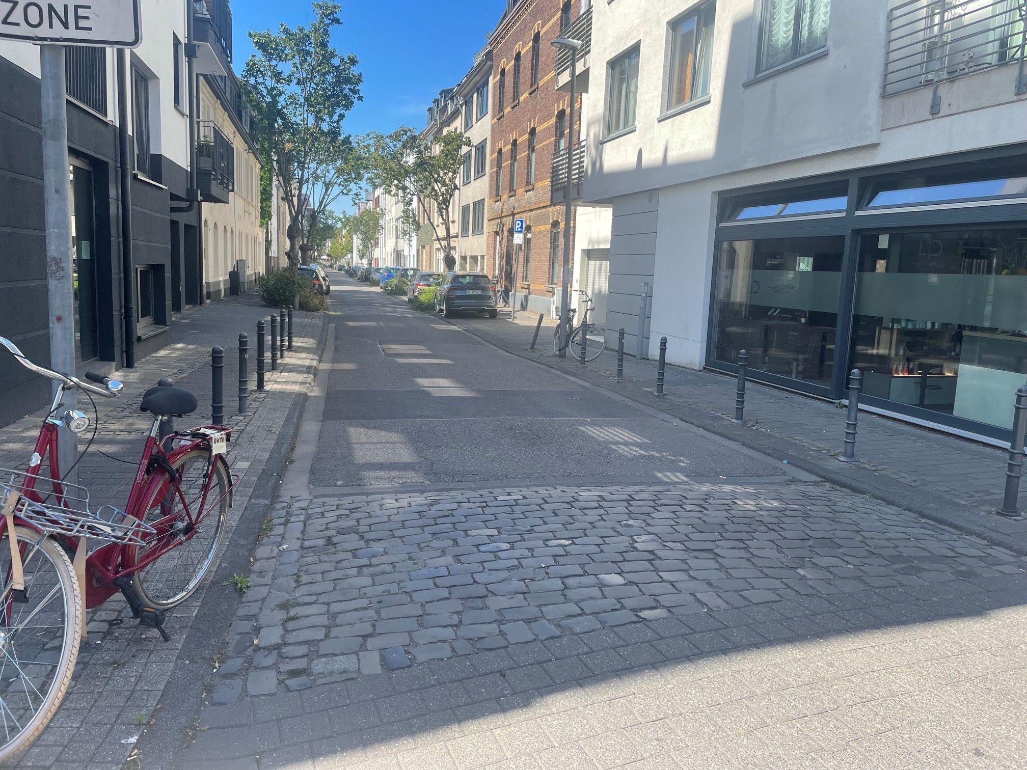 Auf dieser Straße in Sülz ereignete sich der Vorfall, bei dem ein Mann einer Jugendlichen unter den Rock gefilmt haben soll.