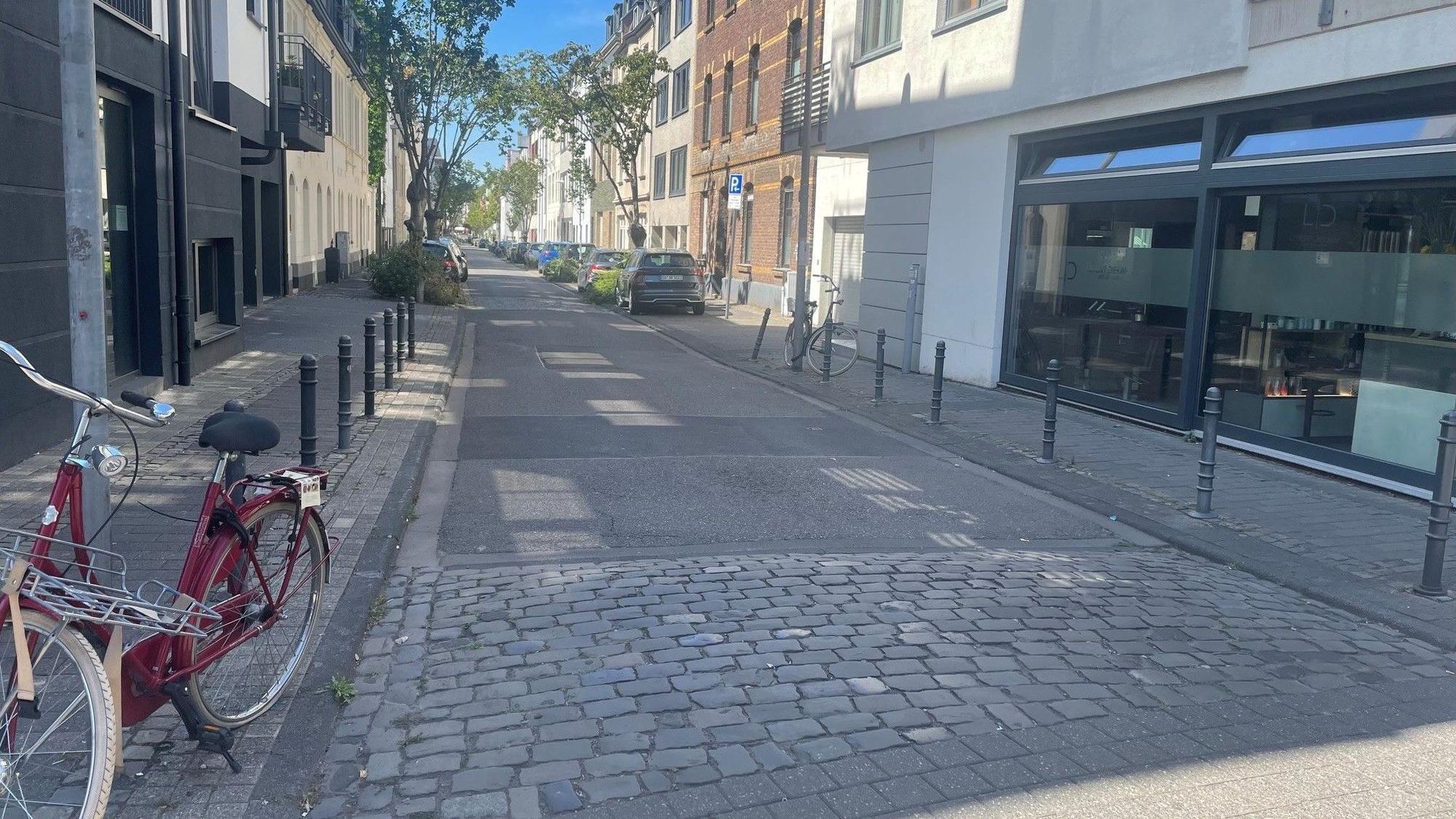Auf dieser Straße in Sülz ereignete sich der Vorfall, bei dem ein Mann einer Jugendlichen unter den Rock gefilmt haben soll.