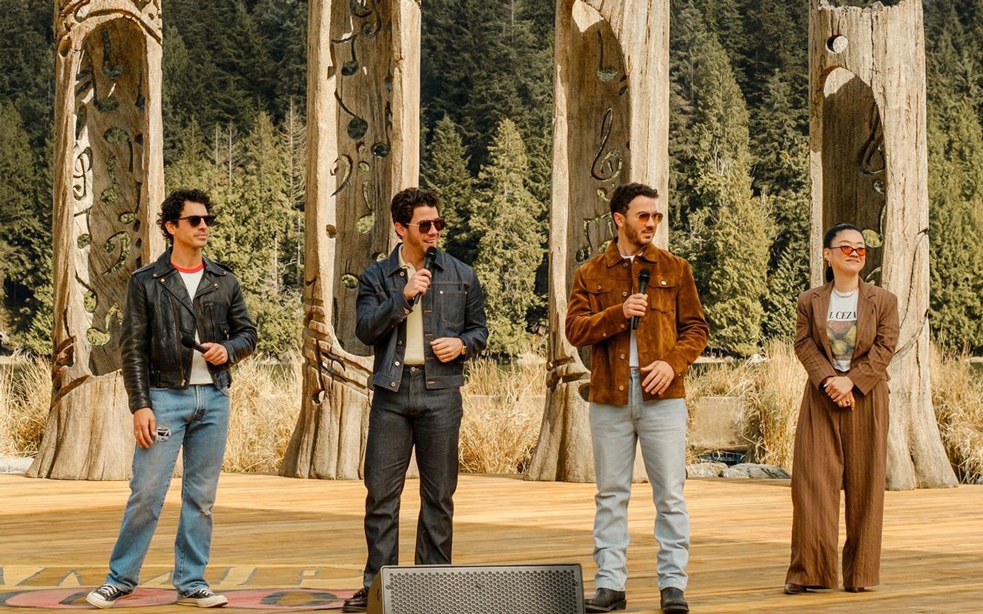 Die Jonas Brothers kehren als fiktive Band Connect 3 zurück ins Camp Rock, um gemeinsam mit ihrer Managerin Lark (Sehrry Cola) eine Vorband für ihre Tour auszuwählen. (Bild: Disney)