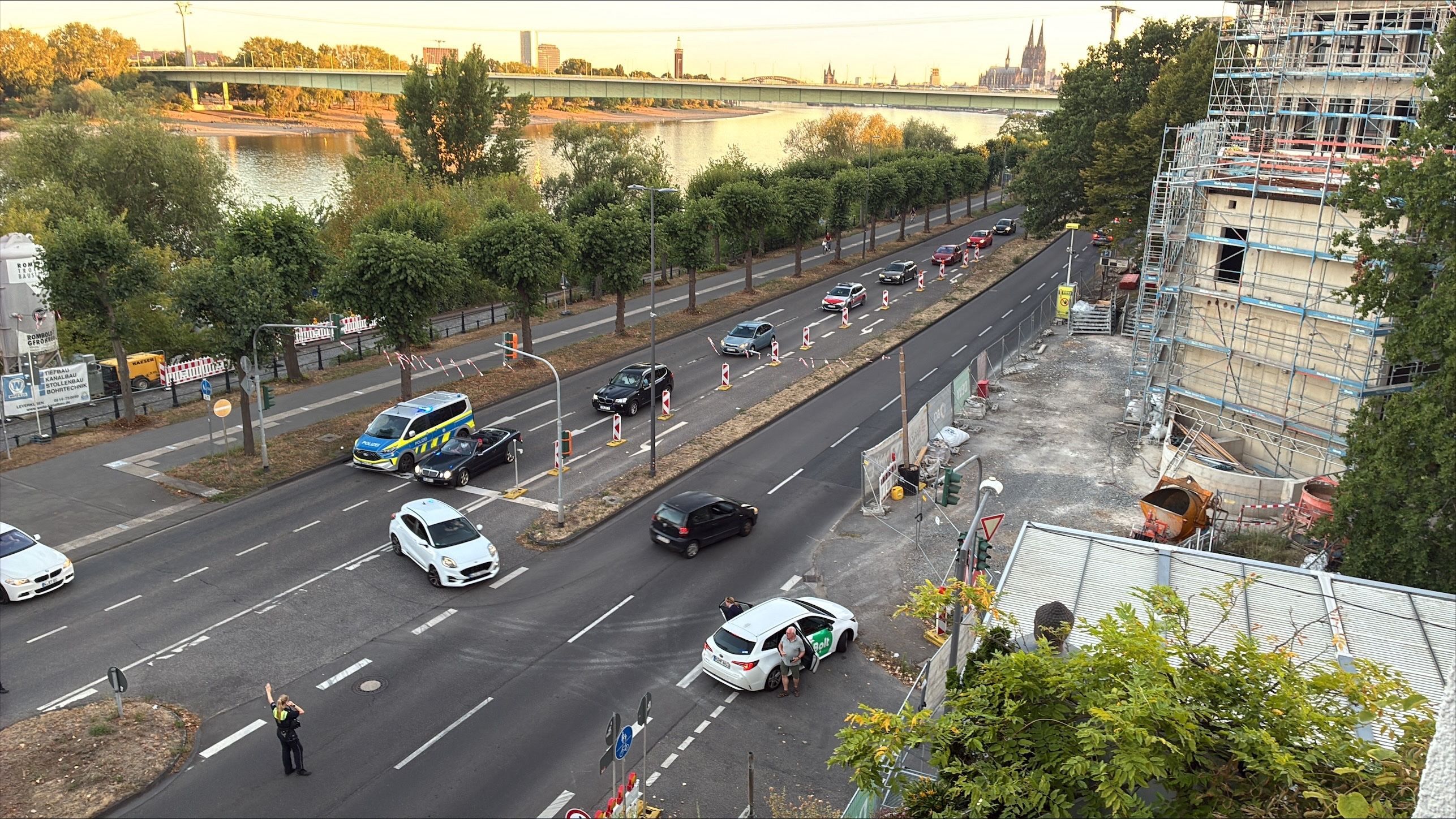 Die Polizei hat den Straßenbereich gesperrt.