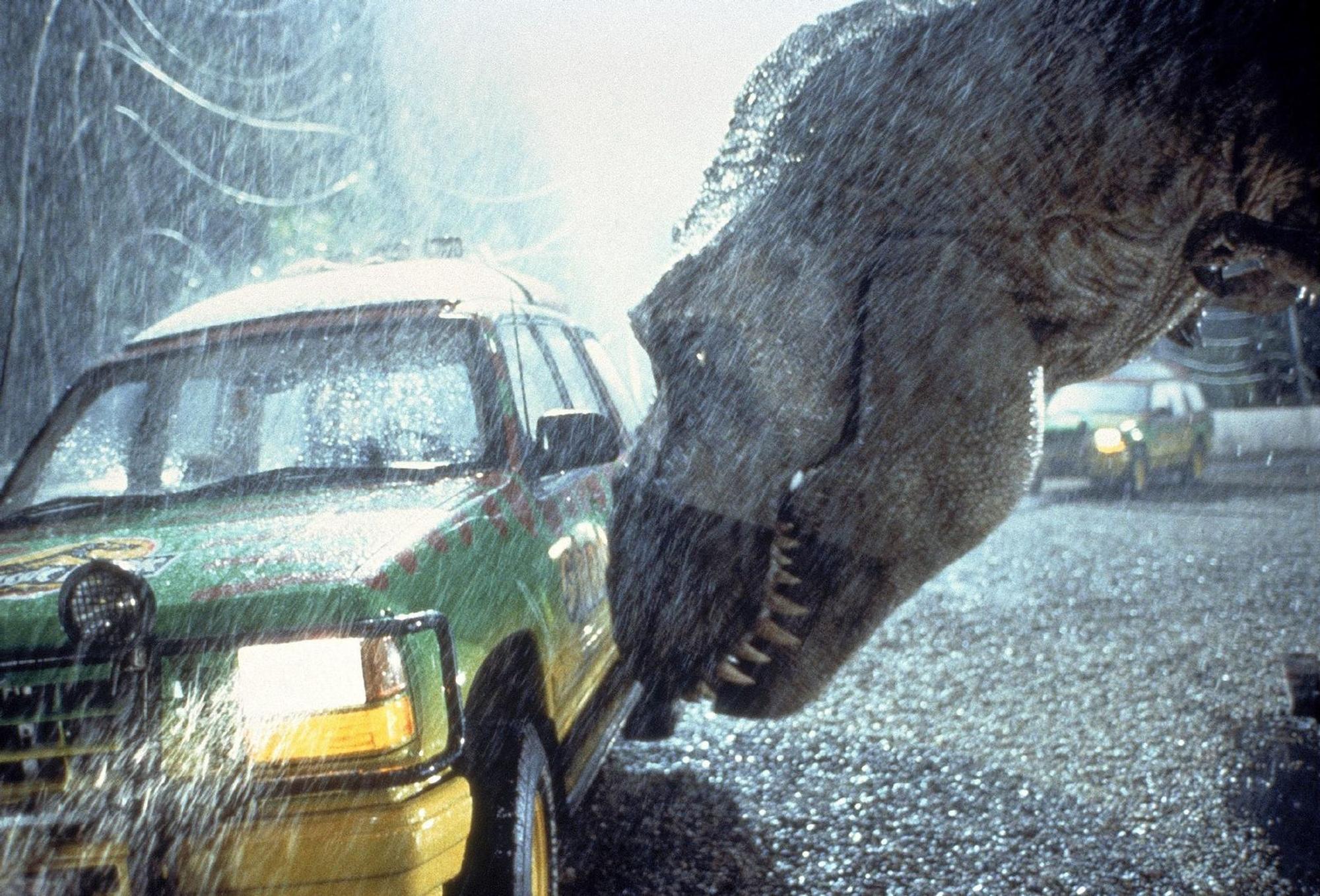 Ein ausgebrochener Dinosaurier macht alles um ihn herum dem Erdboden gleich. (Bild: RTL / Universal Studios)