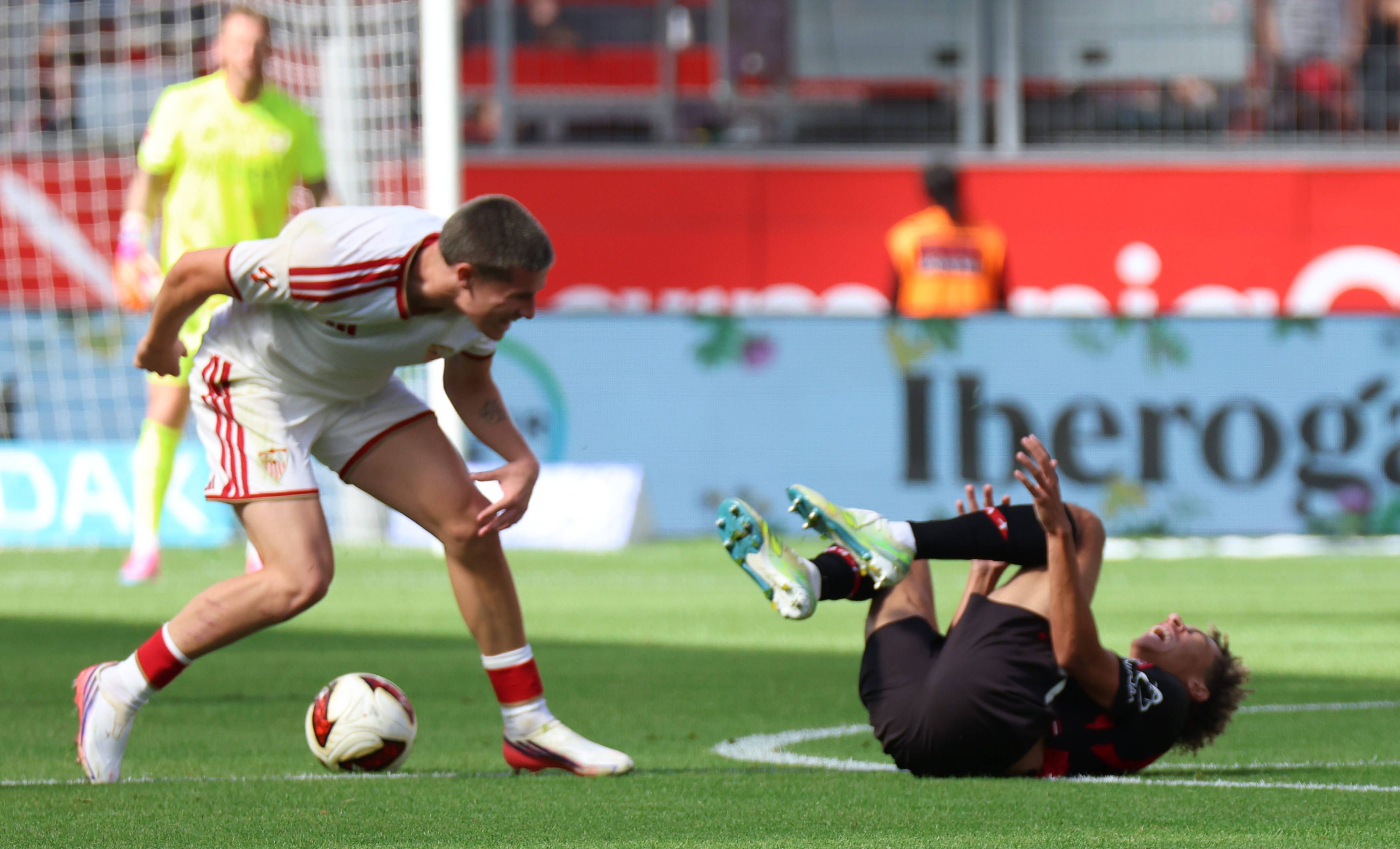 v.l. Joaquin Martinez Gauna Sevilla FC, 36 foult Montrell Culbreath Bayer Leverkusen, 42 GER, Bayer 04 Leverkusen vs. Sevilla FC, 1. Bundesliga , Saisoneroeffnungsspiel, Spielzeit 2026/2027, 08.08.2026 DFL DFB REGULATIONS PROHIBIT ANY USE OF PHOTOGRAPHS as IMAGE SEQUENCES and or QUASI-VIDEO. GER, Bayer 04 Leverkusen vs. Sevilla FC, 1. Bundesliga , Saisoneroeffnungsspiel, Spielzeit 2026/2027, 08.08.2026 Leverkusen *** v l Joaquin Martinez Gauna, Sevilla FC, 36, fouls Montrell Culbreath, Bayer Leverkusen, 42, GER, Bayer 04 Leverkusen vs. Sevilla FC, Bundesliga 1, season opener, 20262027 season, August 8, 2026 DFL and DFB regulations prohibit any use of photographs as image sequences and/or quasi-video GER, Bayer 04 Leverkusen vs. Sevilla FC, Bundesliga 1, season opener, 20262027 season, August 8, 2026, Leverkusen Copyright: xEibner-Pressefotox EP_TSR