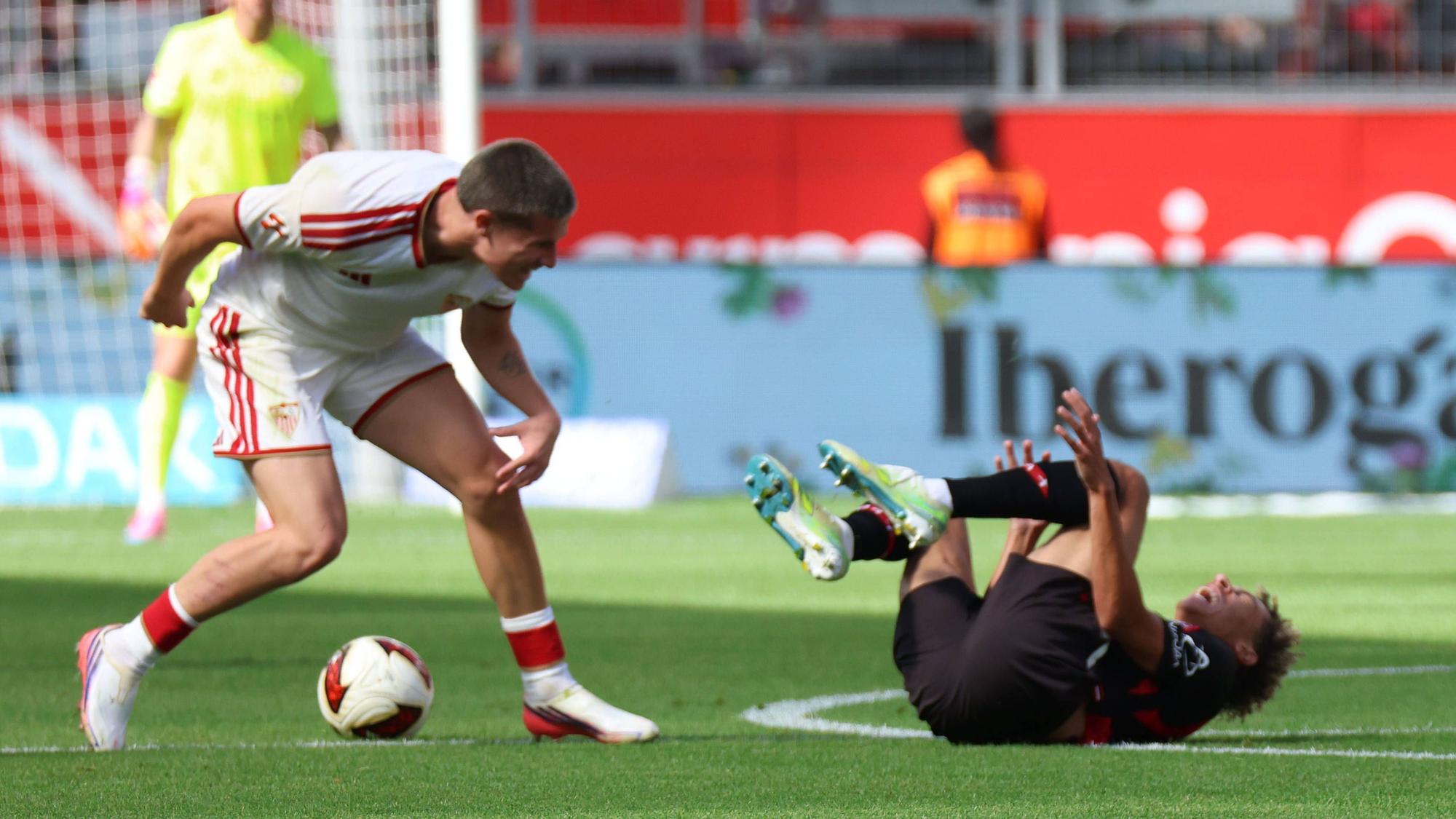 v.l. Joaquin Martinez Gauna Sevilla FC, 36 foult Montrell Culbreath Bayer Leverkusen, 42 GER, Bayer 04 Leverkusen vs. Sevilla FC, 1. Bundesliga , Saisoneroeffnungsspiel, Spielzeit 2026/2027, 08.08.2026 DFL DFB REGULATIONS PROHIBIT ANY USE OF PHOTOGRAPHS as IMAGE SEQUENCES and or QUASI-VIDEO. GER, Bayer 04 Leverkusen vs. Sevilla FC, 1. Bundesliga , Saisoneroeffnungsspiel, Spielzeit 2026/2027, 08.08.2026 Leverkusen *** v l Joaquin Martinez Gauna, Sevilla FC, 36, fouls Montrell Culbreath, Bayer Leverkusen, 42, GER, Bayer 04 Leverkusen vs. Sevilla FC, Bundesliga 1, season opener, 20262027 season, August 8, 2026 DFL and DFB regulations prohibit any use of photographs as image sequences and/or quasi-video GER, Bayer 04 Leverkusen vs. Sevilla FC, Bundesliga 1, season opener, 20262027 season, August 8, 2026, Leverkusen Copyright: xEibner-Pressefotox EP_TSR