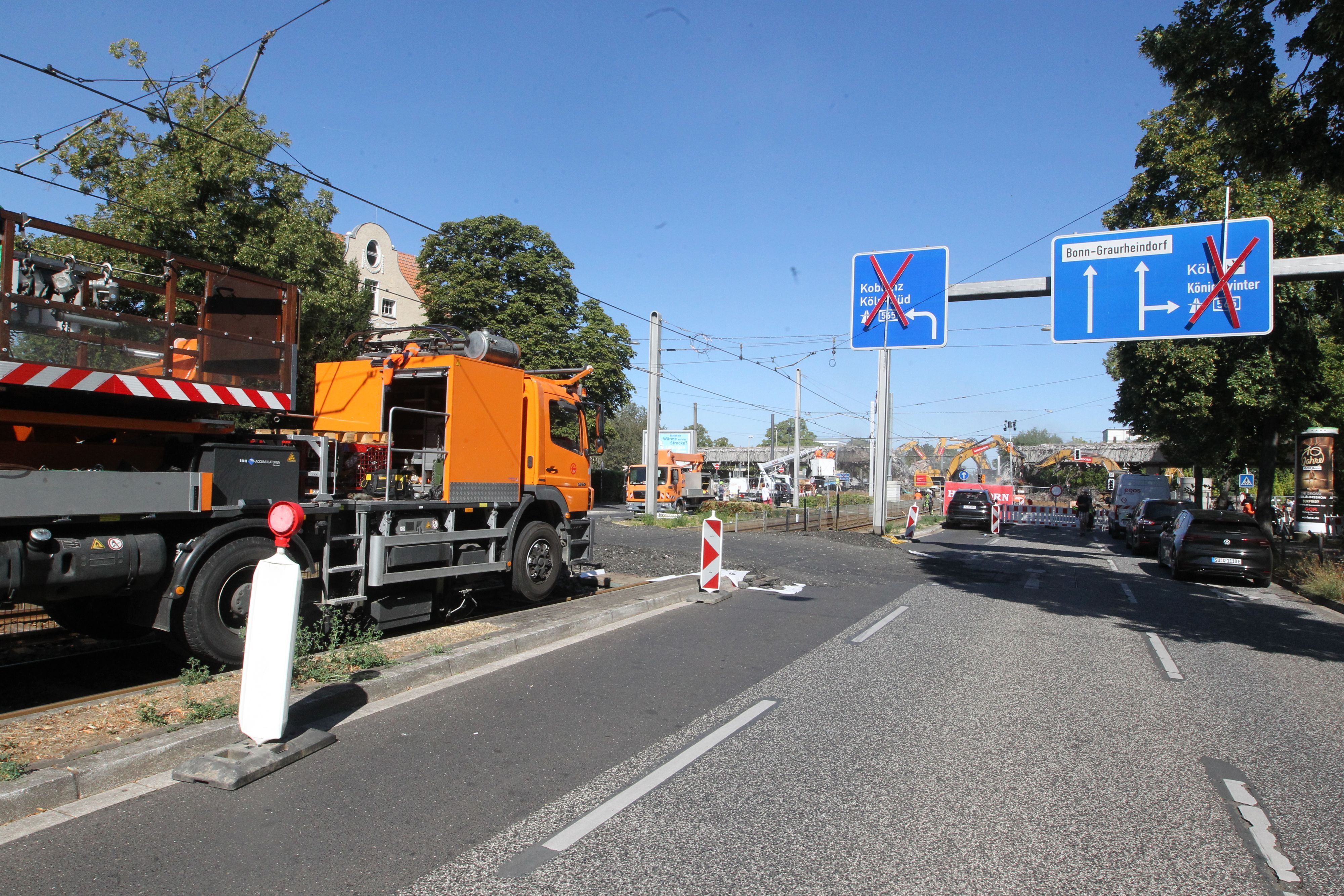 Die Straßenbahn ist unterbrochen. Provisorisch können die Autos hier vor der Brücke drehen.