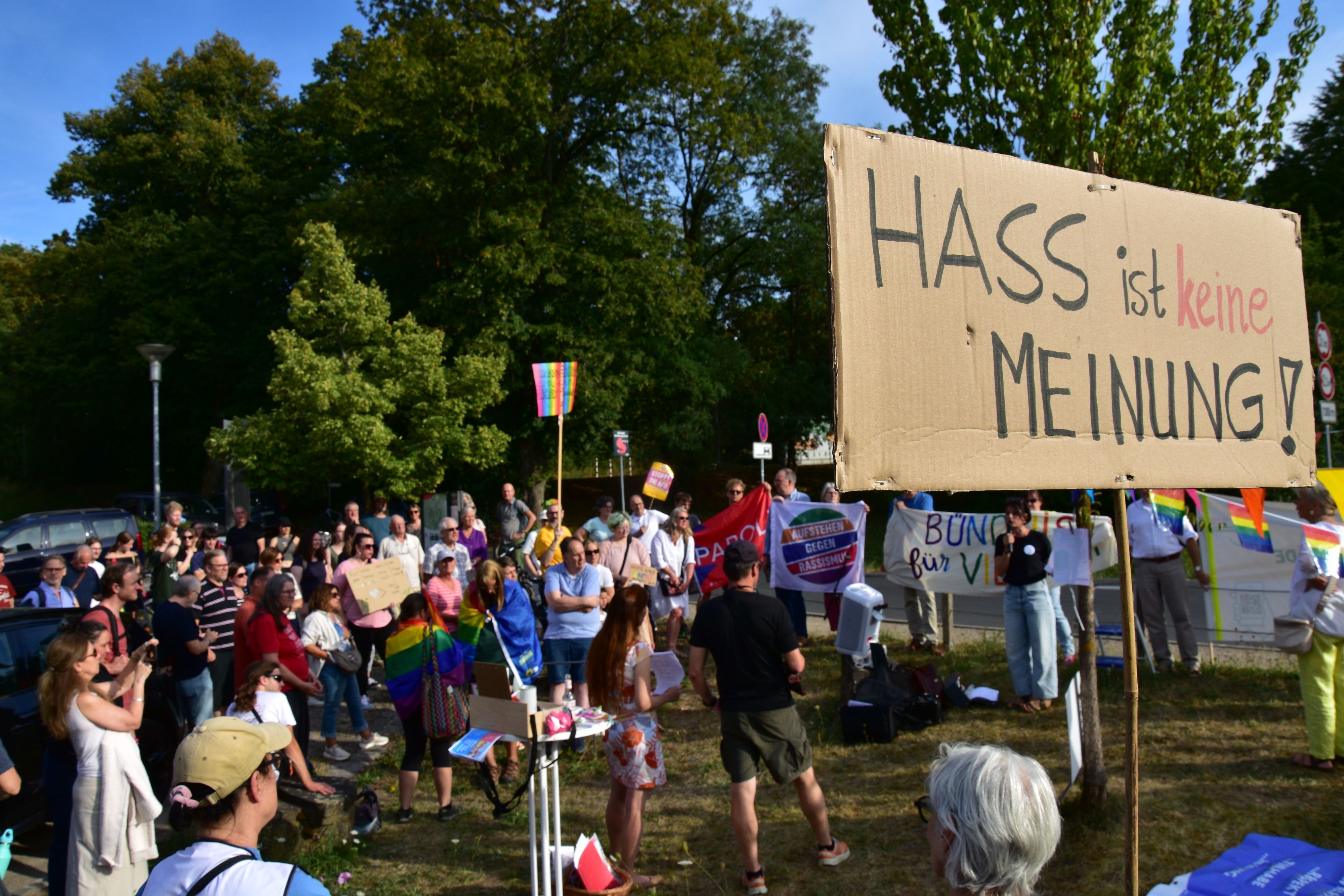Vertreter mehrerer Demokratie-Initiativen aus dem Kreisgebiet protestierten vor dem Lokal in Hennef-Stein, in dem sich die AfD traf.