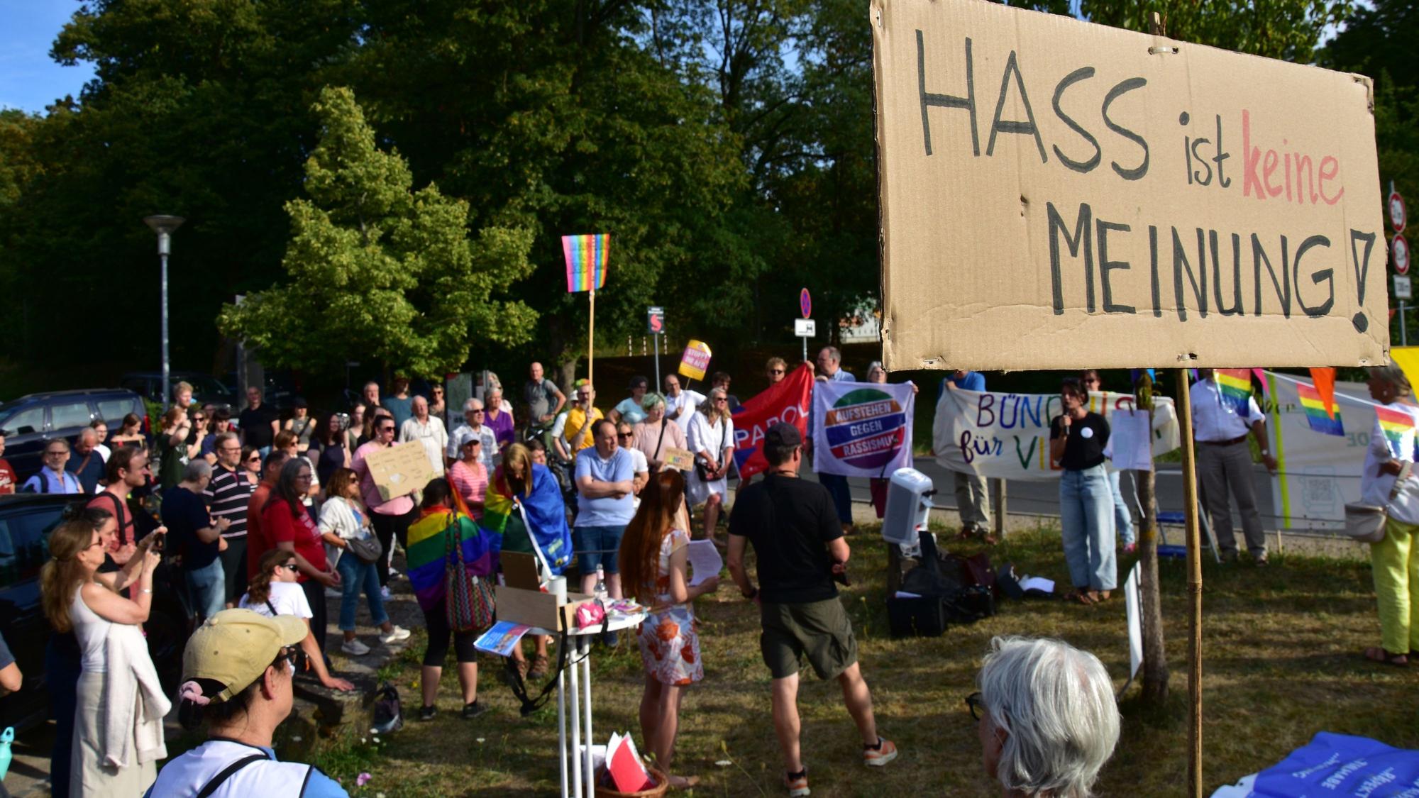 Vertreter mehrerer Demokratie-Initiativen aus dem Kreisgebiet protestierten vor dem Lokal in Hennef-Stein, in dem sich die AfD traf.