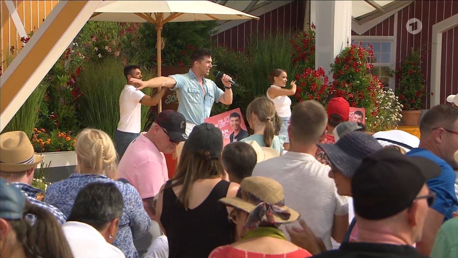 Julian David begeisterte das „Immer wieder sonntags“-Publikum mit seinem Song „Anders als man liebt“. (Bild: Screenshot ARD)