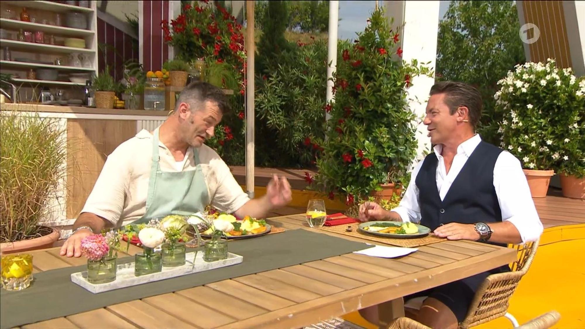 Achim Petry kochte für Stefan Mross einen Kindheitsklassiker: Fischstäbchen mit Kartoffelpüree, Spinat und Spiegelei. (Bild: Screenshot ARD)