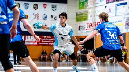 Nikola Roganovic täuscht mit dem Ball in der rechten Hand eine Bewegung vor.