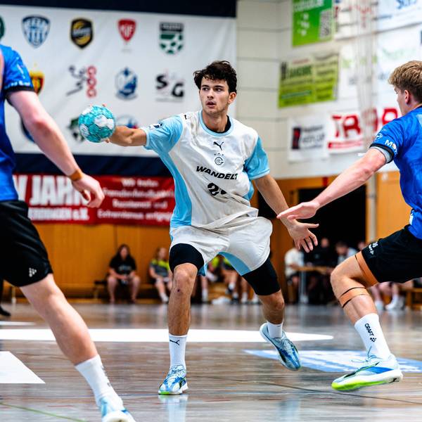 Nikola Roganovic täuscht mit dem Ball in der rechten Hand eine Bewegung vor.