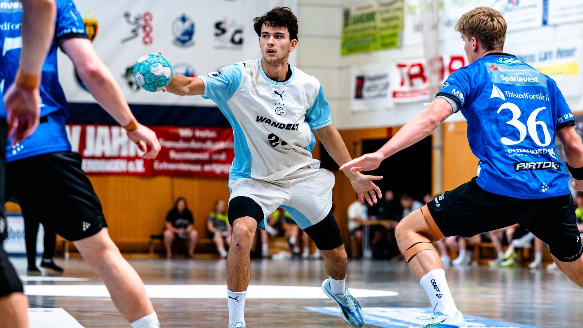 Nikola Roganovic täuscht mit dem Ball in der rechten Hand eine Bewegung vor.