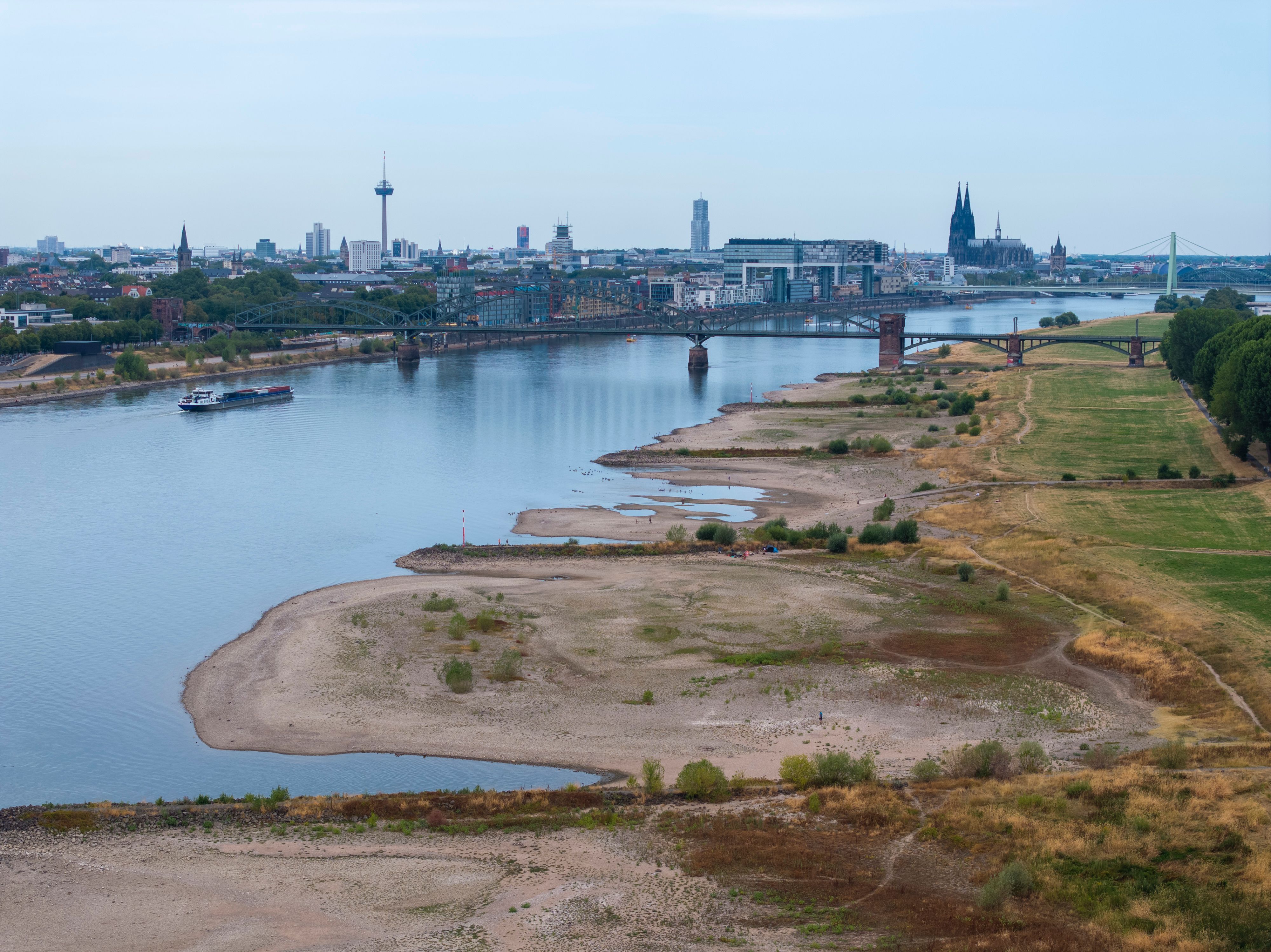 Zu sehen sind infolge des Niedrigwassers Kiesbänke an den Pollerwiesen in Köln.