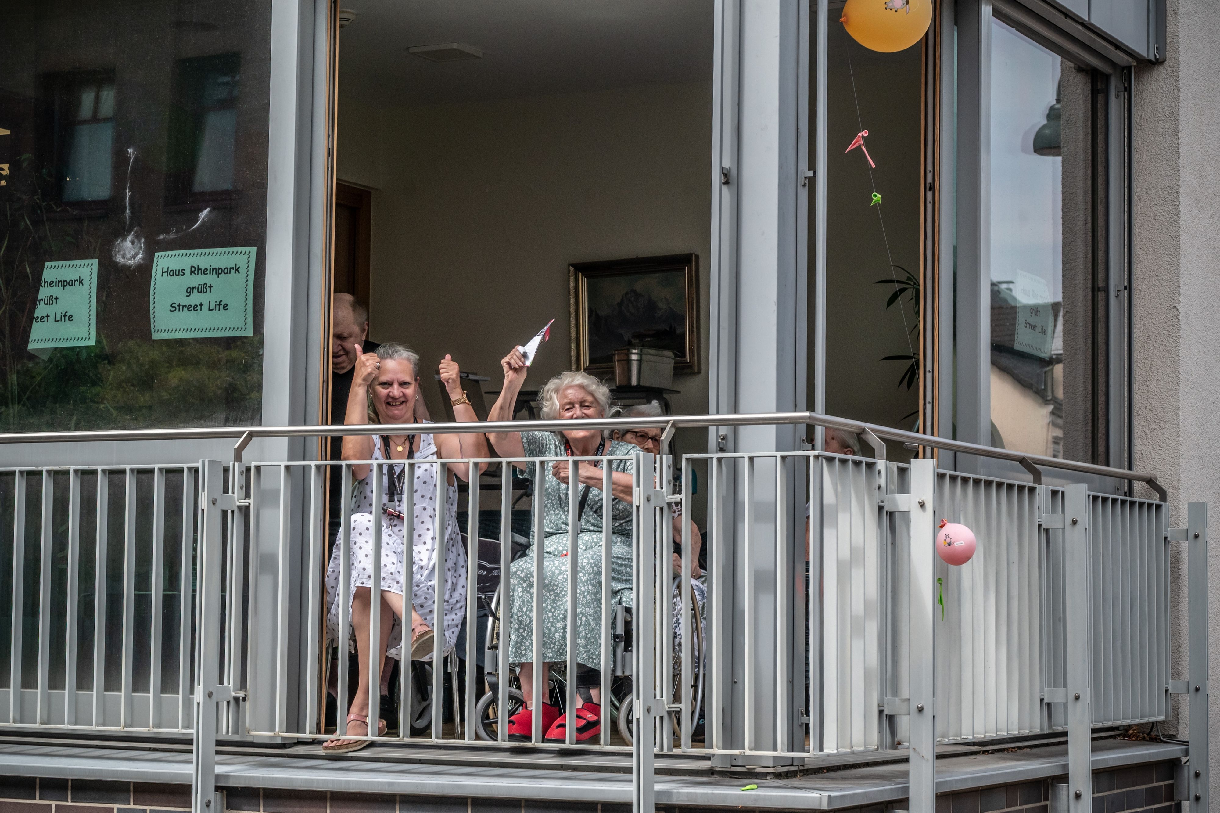 Streetlife: Der Sonntag gehört verstärkt den lokalen Bands. Für ein Gedenkkonzert für den im Januar 2026 gestorbenen Rainer M. Heide sind alte Fahrensmänner zusammengekommen, auch Wolly Düse. Bild: Ralf Krieger