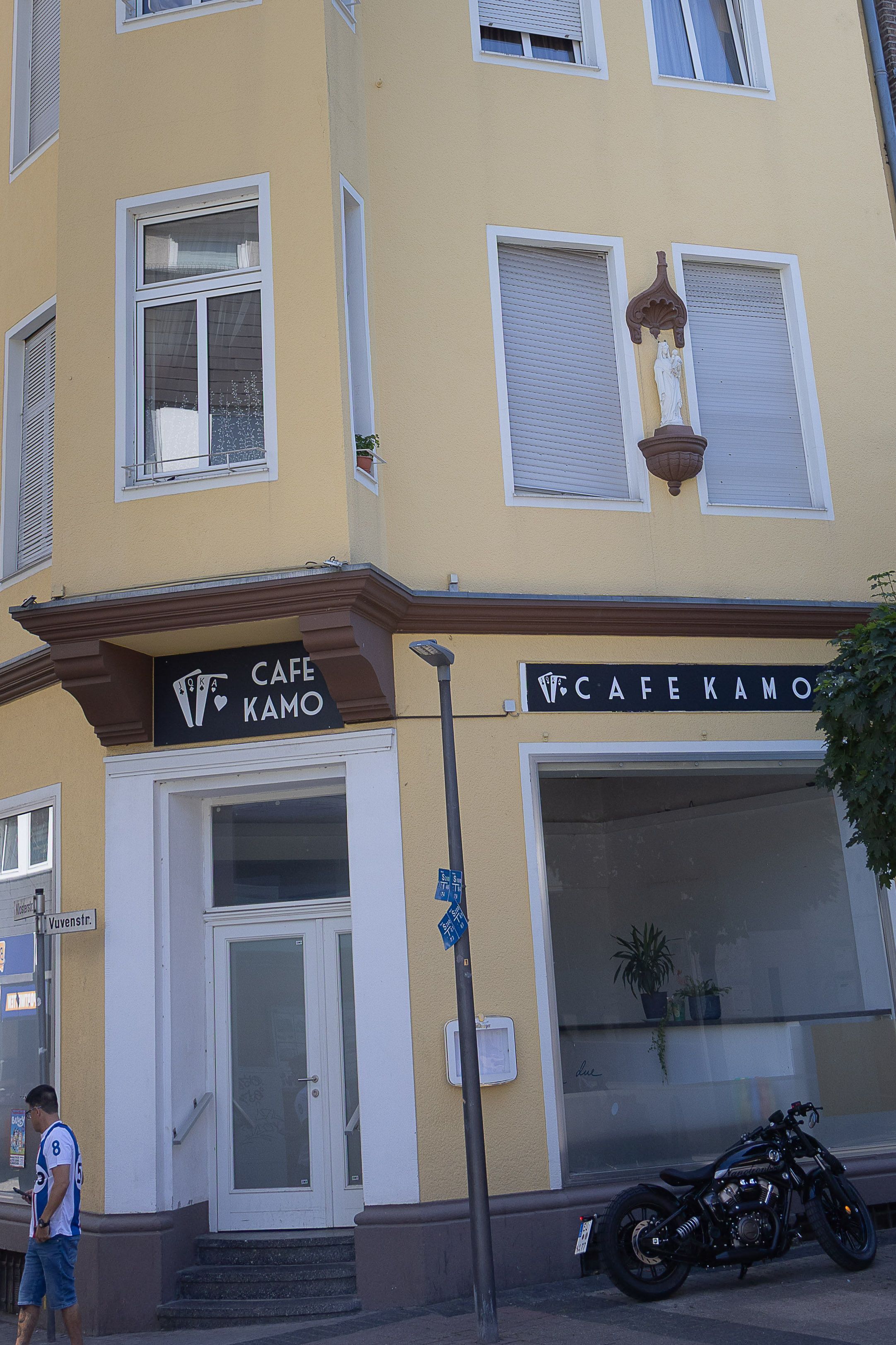 An der Ecke Vuvenstraße/Klosterstraße ist an einem gelben Haus eine Madonna am Gebäude angebracht.