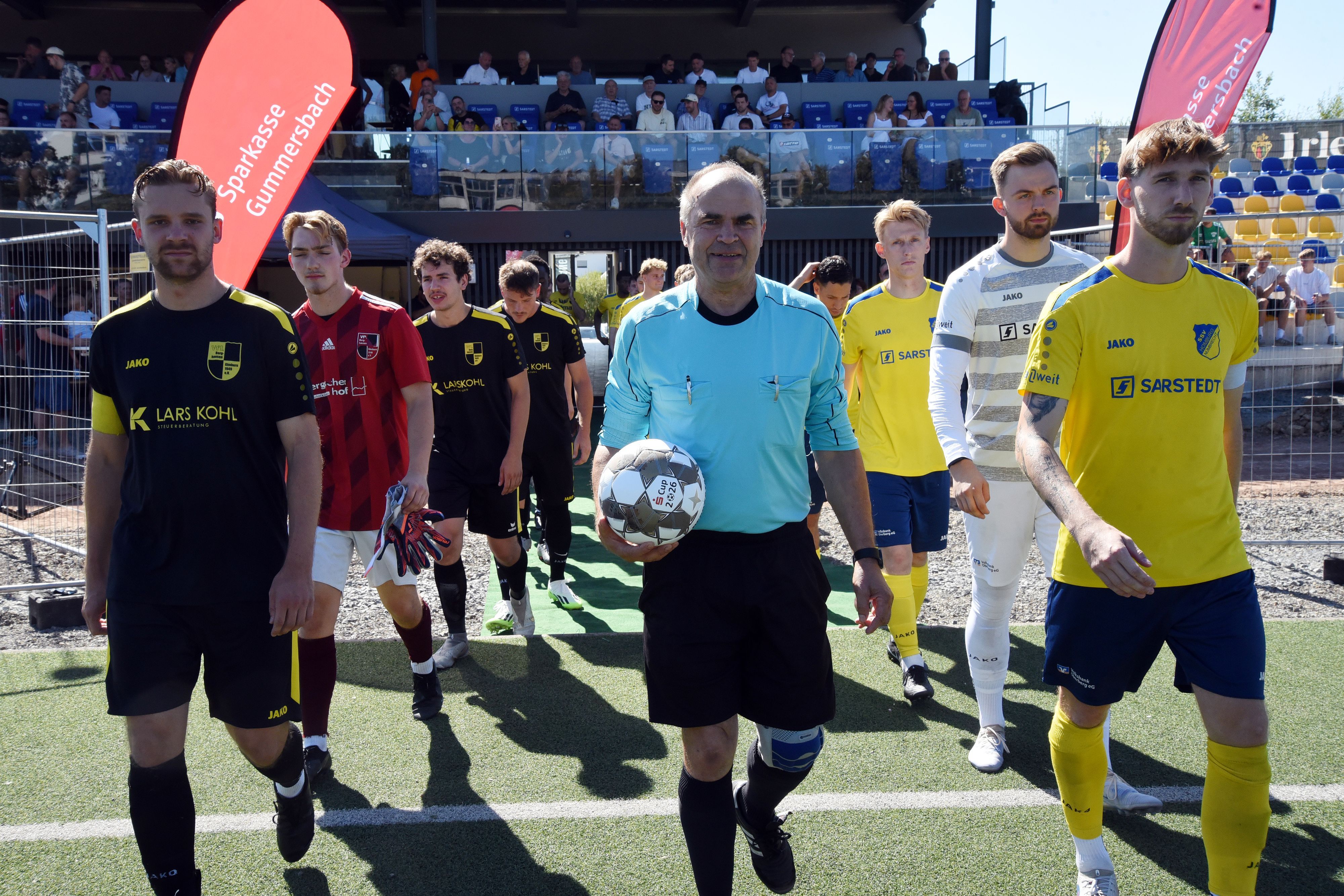 Angeführt vom Schiedsrichter, der den Ball in der Hand hat, laufen die Teams ein.