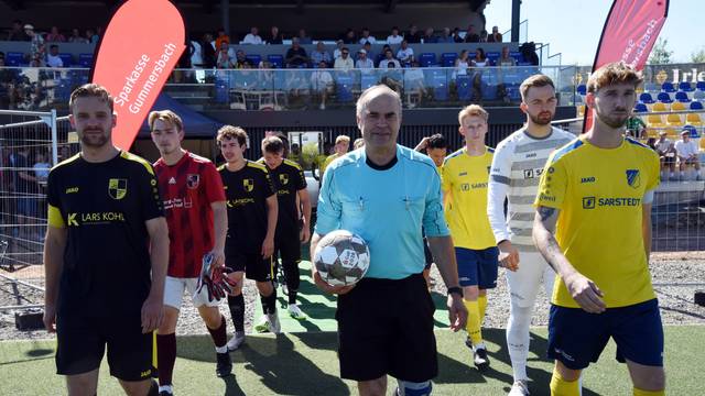 Angeführt vom Schiedsrichter, der den Ball in der Hand hat, laufen die Teams ein.