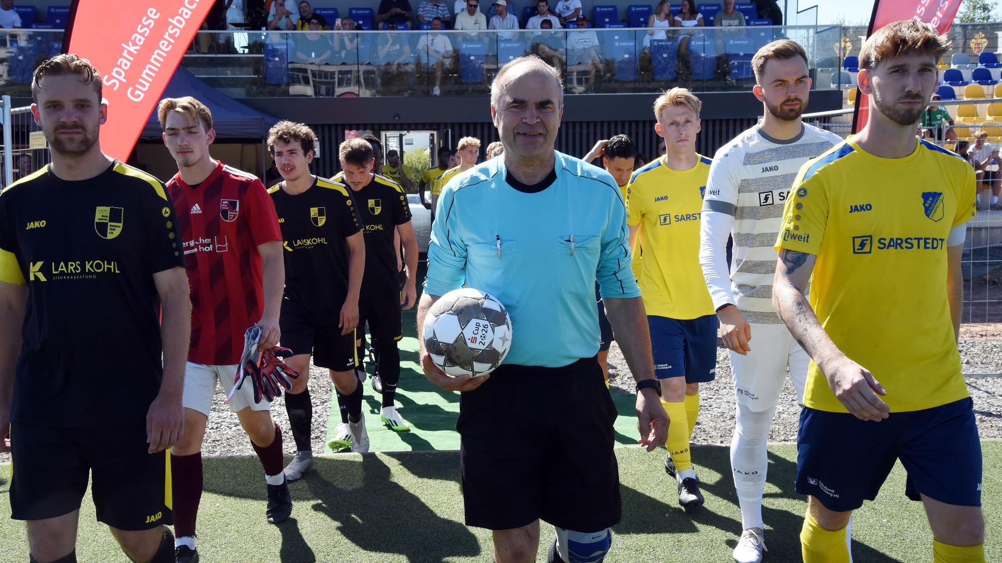 Angeführt vom Schiedsrichter, der den Ball in der Hand hat, laufen die Teams ein.