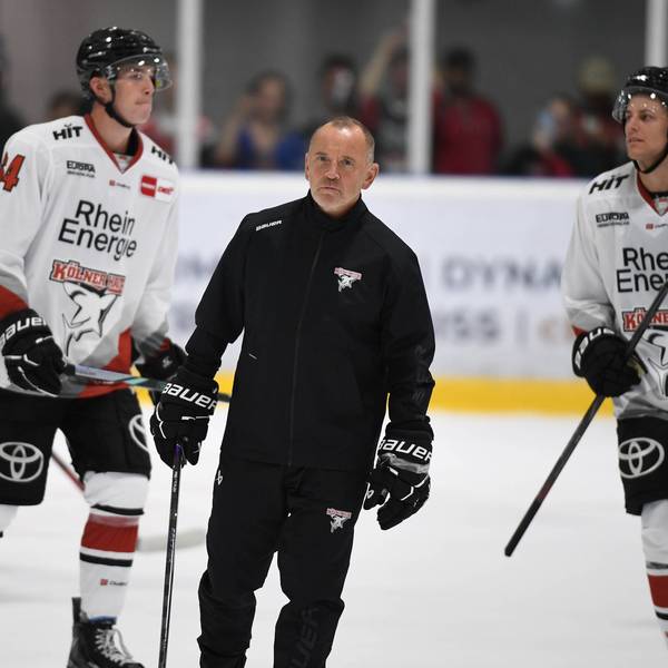 Haie-Trainer Thomas Berglund im Training mit Jan Luca Sennhenn (r.) und Noah Münzenberger (l.).