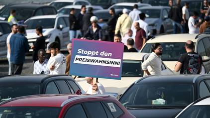 Teilnehmer einer Demonstration halten Schilder mit der Aufschrift „Stoppt das Preisdiktat“ in den Händen. Die Kundgebung im März 2026 richtete sich gegen Pläne der Stadt Köln zur Einführung von Mindestpreisen bei Unternehmen wie Uber und Bolt.
