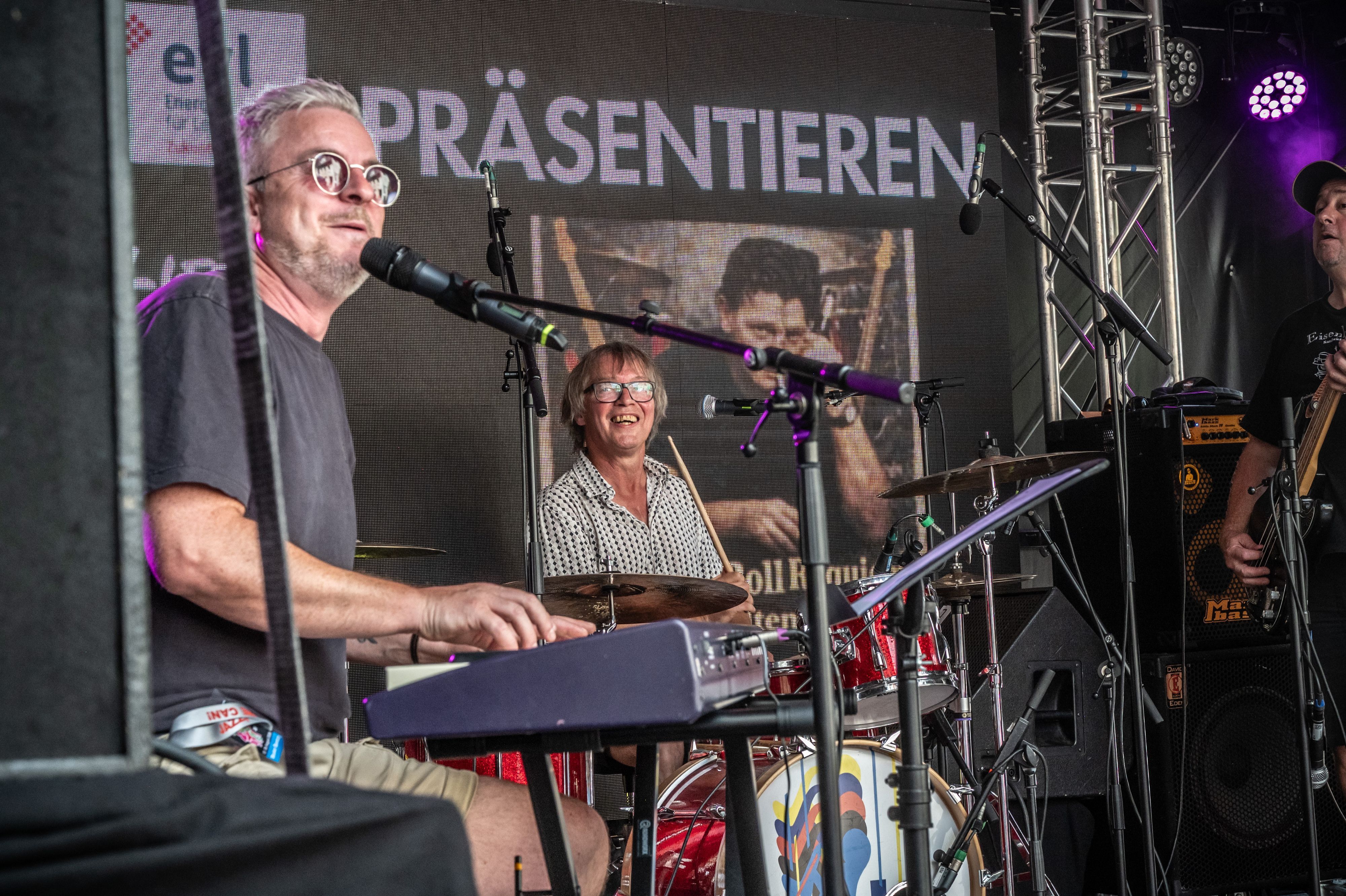 Streetlife: .Tobias Sauter, am schlagzeug Wolly Düse, Gedenkkonzert für Rainer Heide.  Bild: Ralf Krieger