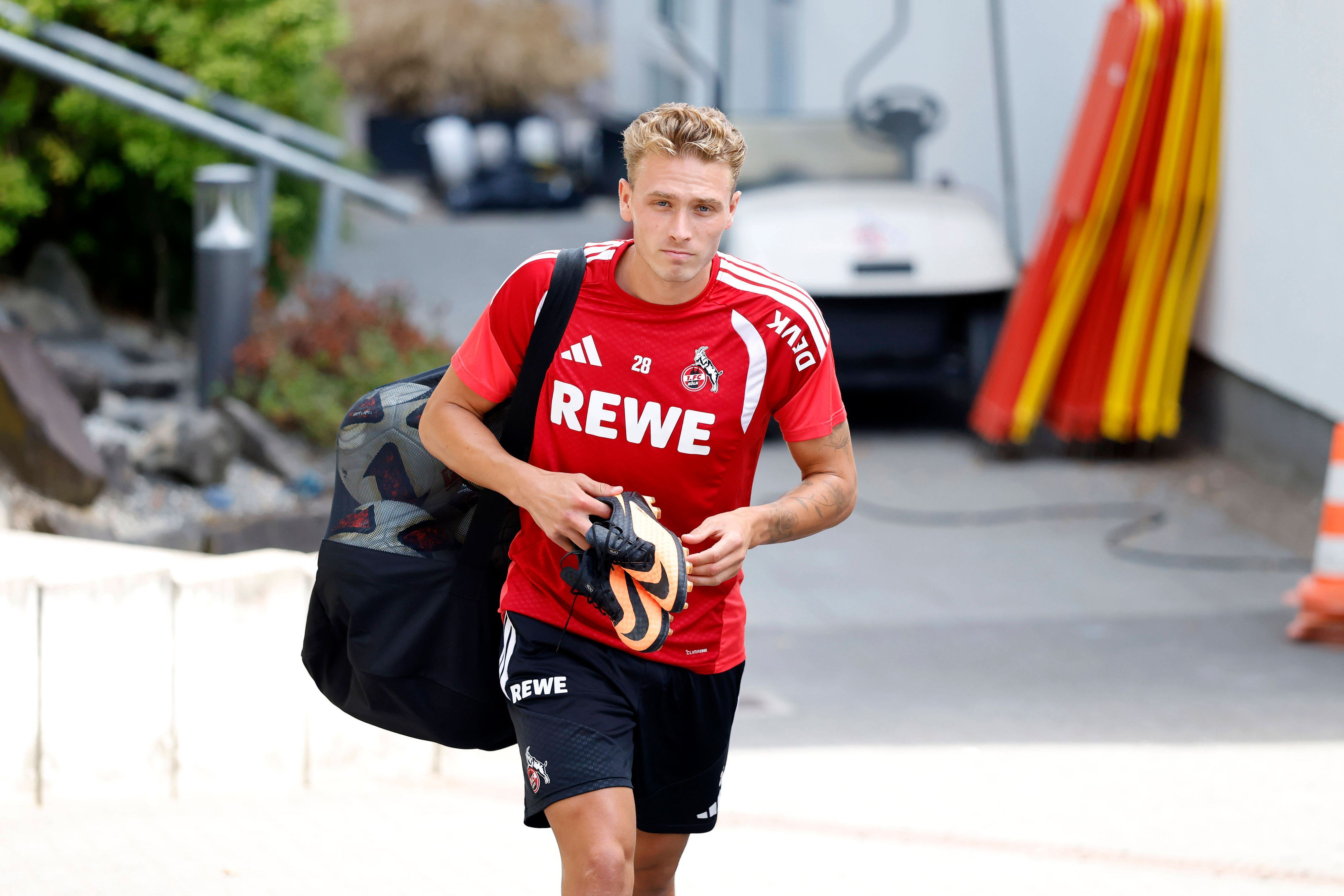 Fußballspieler Sebastian Sebulonsen Abwehr beim öffentlichen Training des 1. FC Köln am Geißbockheim. Köln, 06.08.2026 DFL/DFB REGULATIONS PROHIBIT ANY USE OF PHOTOGRAPHS as IMAGE SEQUENCES and/or QUASI-VIDEO NRW Deutschland *** Soccer player Sebastian Sebulonsen on defense during 1. FC Köln s public training session at Geißbockheim in Cologne, August 6, 2026. DFL and DFB regulations prohibit any use of photographs as image sequences and/or quasi-video. NRW, Germany Copyright: xChristophxHardtx