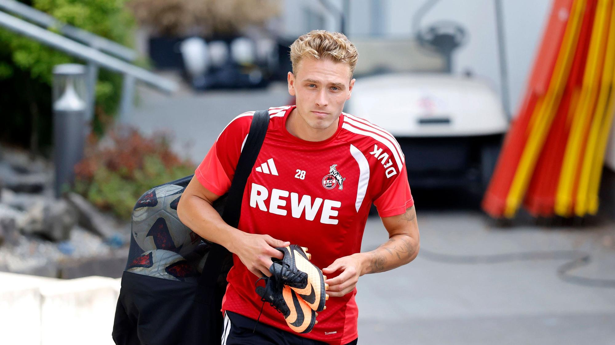 Fußballspieler Sebastian Sebulonsen Abwehr beim öffentlichen Training des 1. FC Köln am Geißbockheim. Köln, 06.08.2026 DFL/DFB REGULATIONS PROHIBIT ANY USE OF PHOTOGRAPHS as IMAGE SEQUENCES and/or QUASI-VIDEO NRW Deutschland *** Soccer player Sebastian Sebulonsen on defense during 1. FC Köln s public training session at Geißbockheim in Cologne, August 6, 2026. DFL and DFB regulations prohibit any use of photographs as image sequences and/or quasi-video. NRW, Germany Copyright: xChristophxHardtx