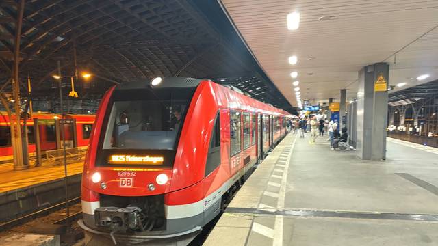 RB25 am Hauptbahnhof in Köln.