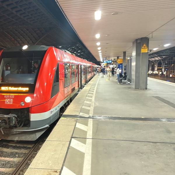 RB25 am Hauptbahnhof in Köln.