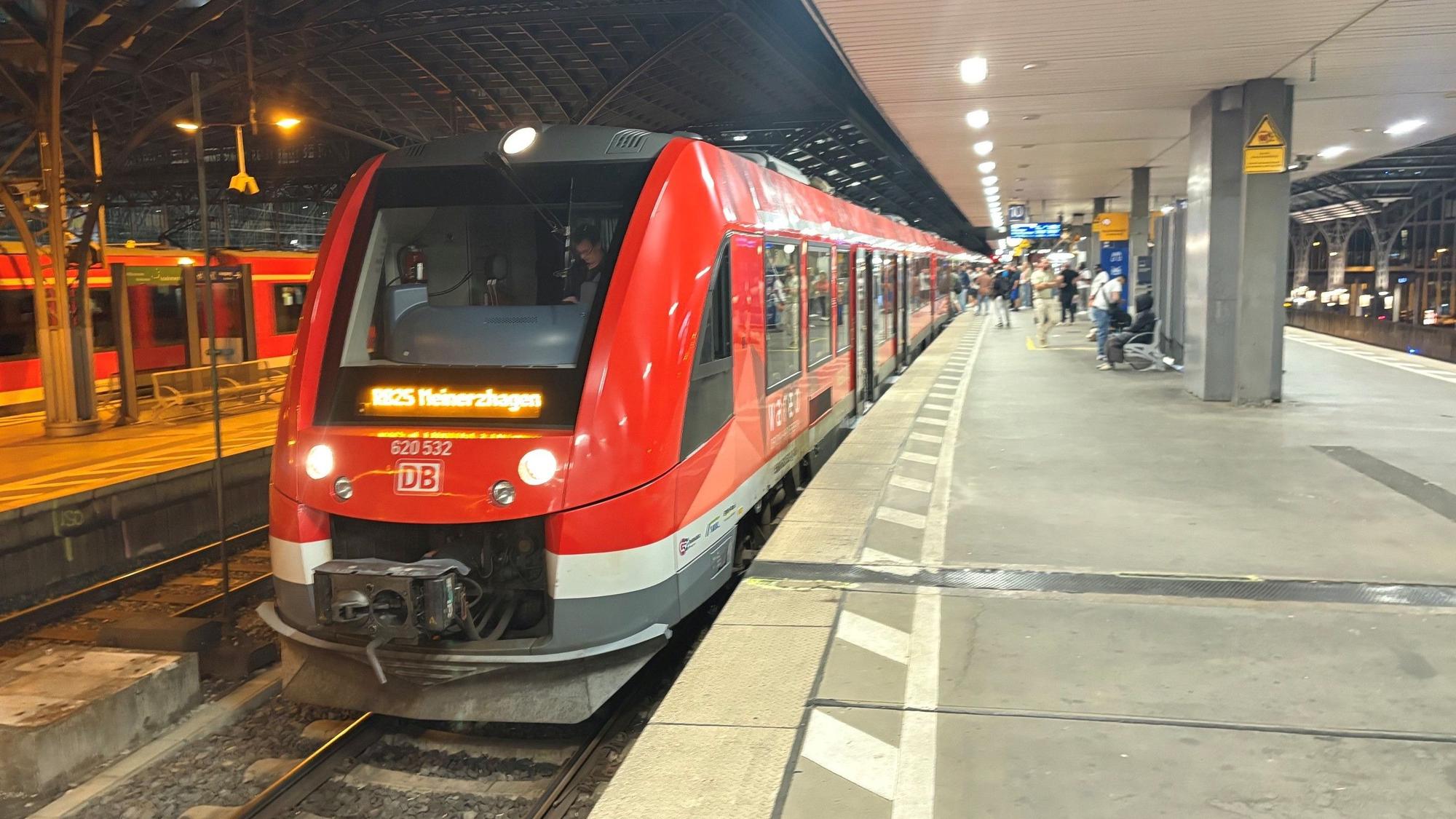 RB25 am Hauptbahnhof in Köln.